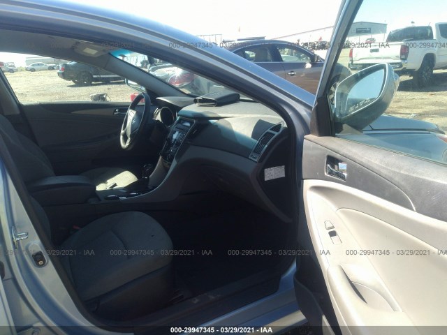 Photo 4 VIN: KMHEC4A42BA002704 - HYUNDAI SONATA 