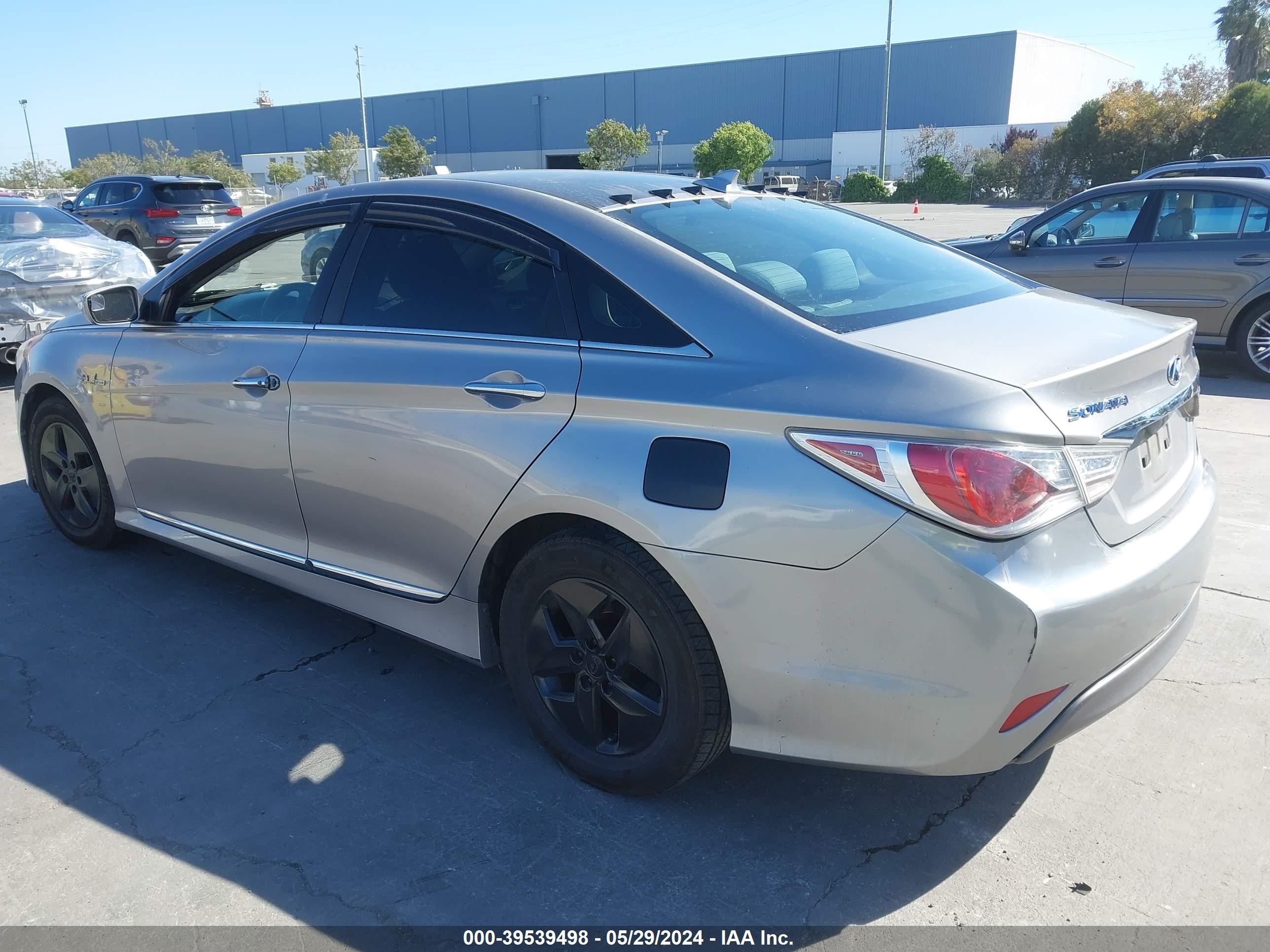 Photo 2 VIN: KMHEC4A42CA035087 - HYUNDAI SONATA 