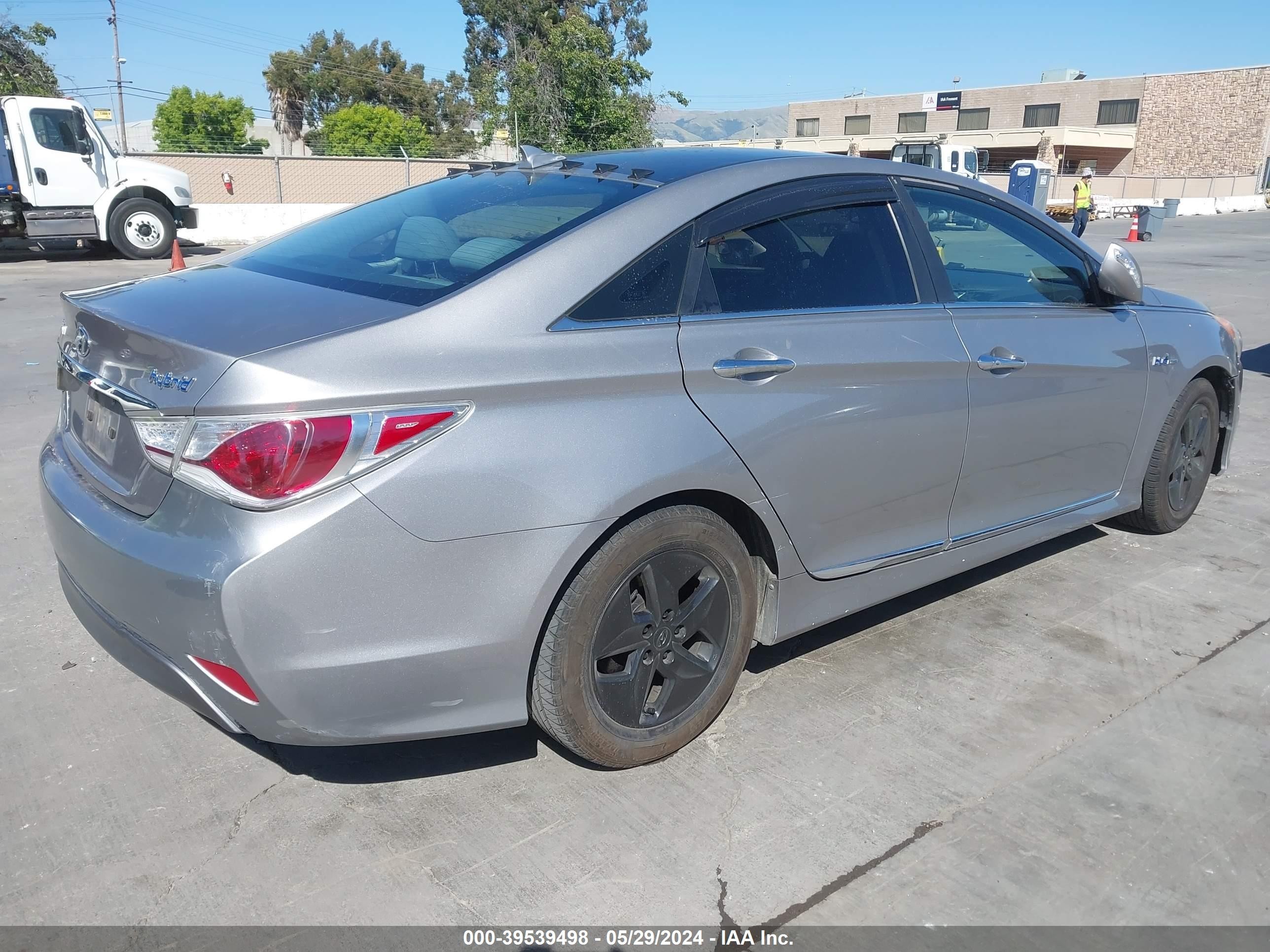 Photo 3 VIN: KMHEC4A42CA035087 - HYUNDAI SONATA 