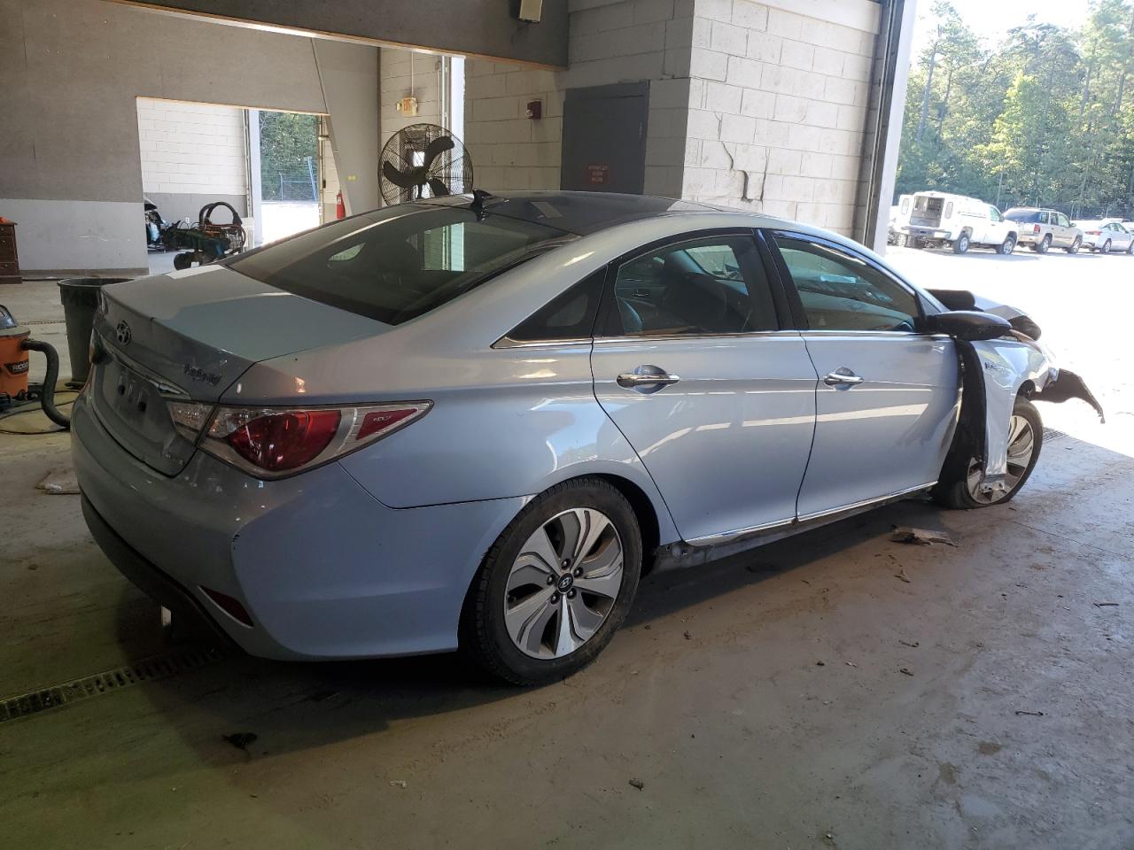 Photo 2 VIN: KMHEC4A42EA106758 - HYUNDAI SONATA 