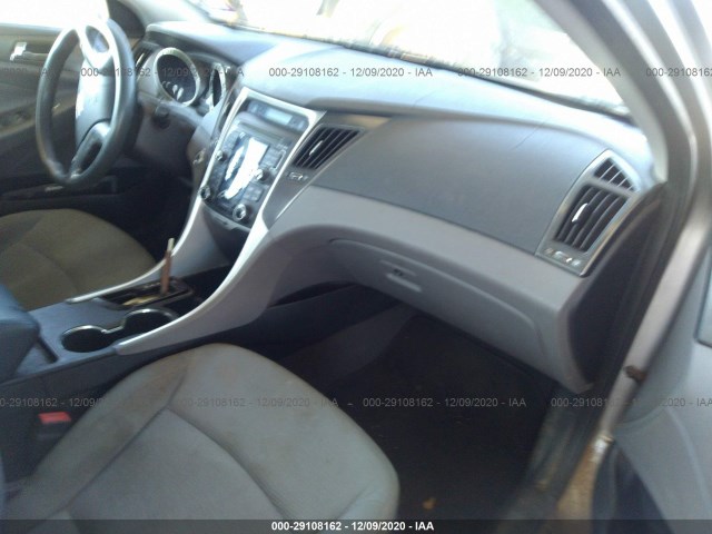 Photo 4 VIN: KMHEC4A43BA000590 - HYUNDAI SONATA 