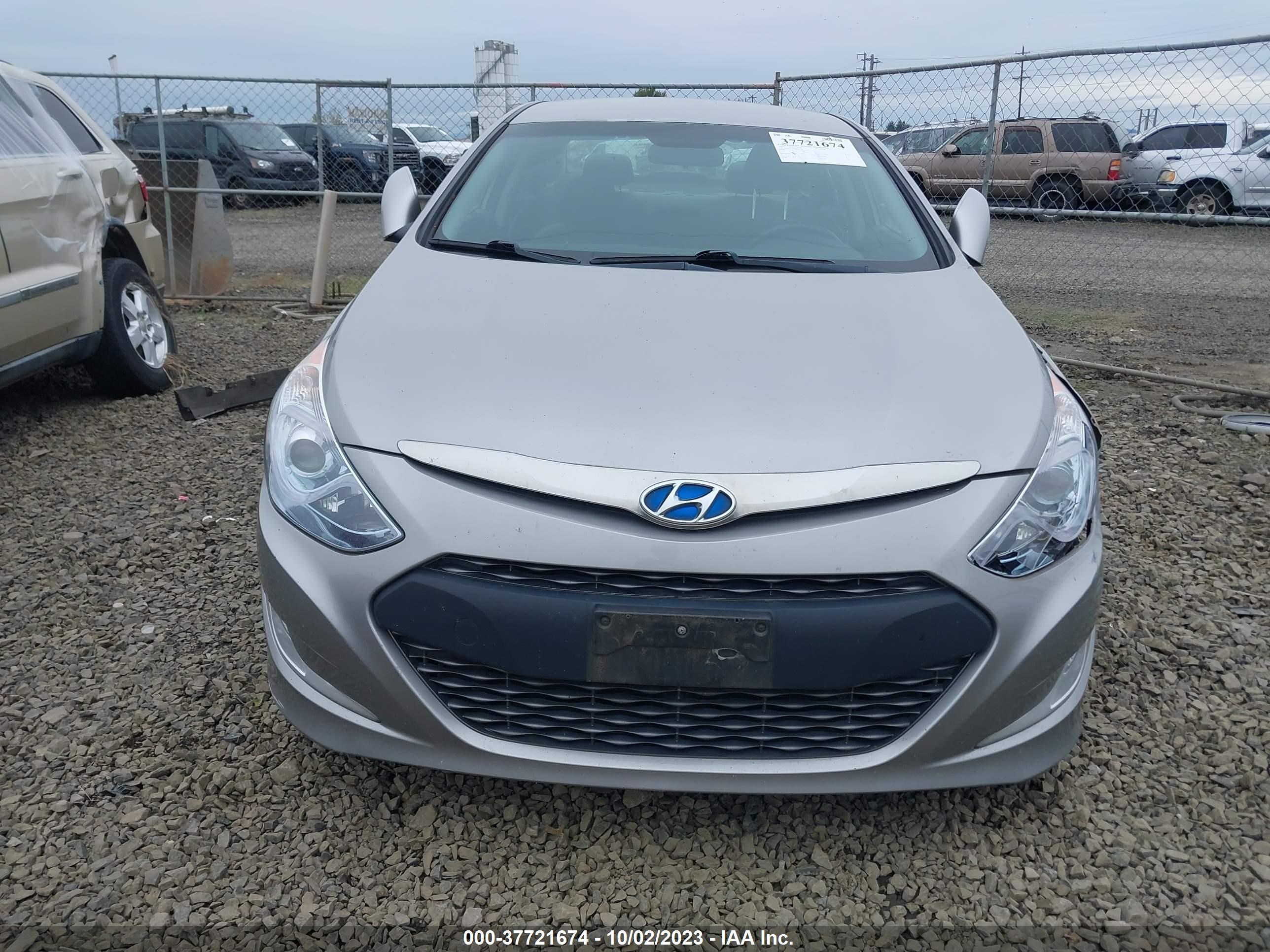 Photo 12 VIN: KMHEC4A43BA012044 - HYUNDAI SONATA 