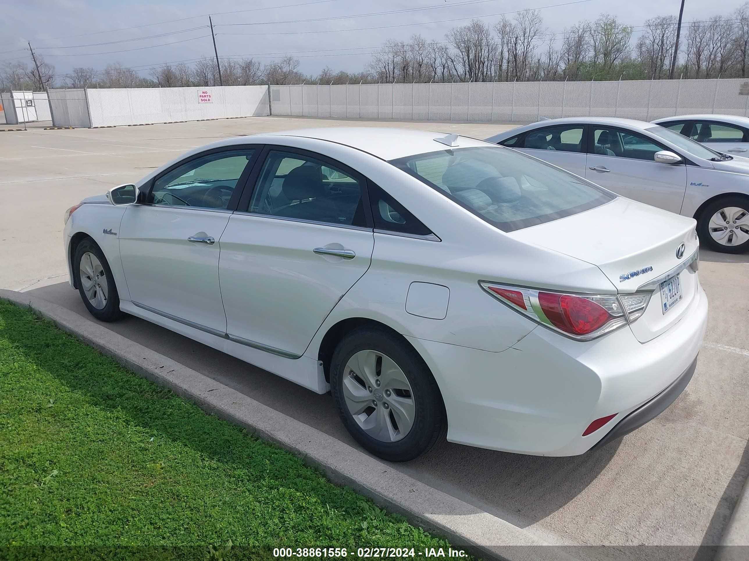 Photo 2 VIN: KMHEC4A43EA116957 - HYUNDAI SONATA 