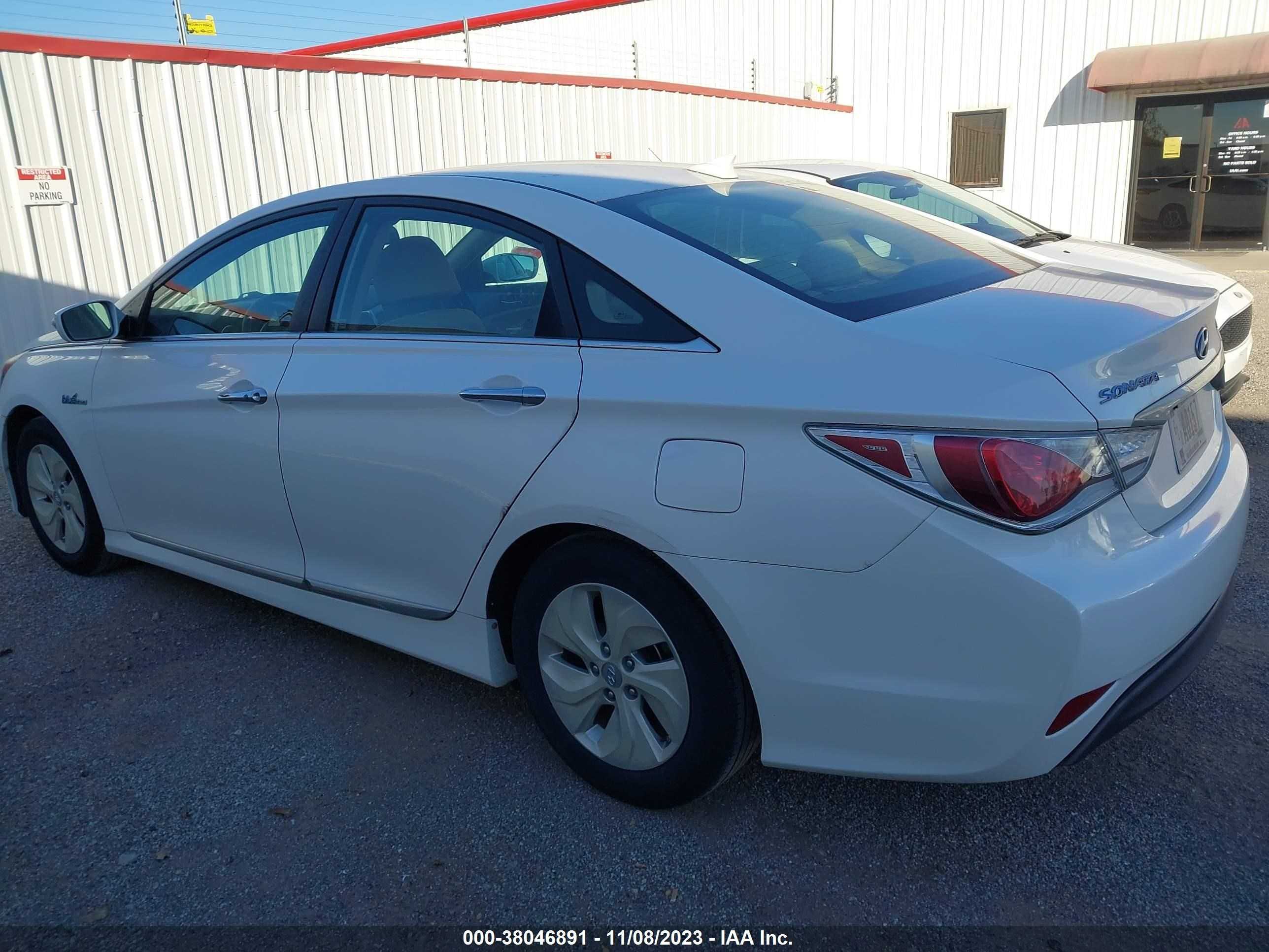 Photo 2 VIN: KMHEC4A43FA134845 - HYUNDAI SONATA 