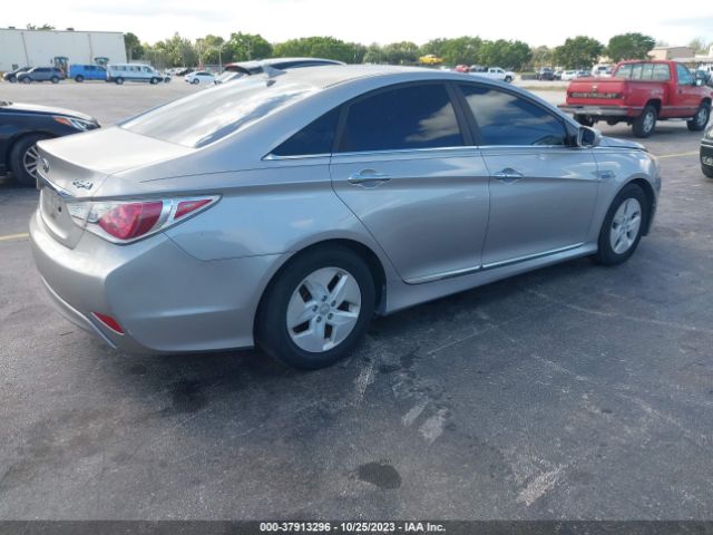 Photo 3 VIN: KMHEC4A44BA001604 - HYUNDAI SONATA 