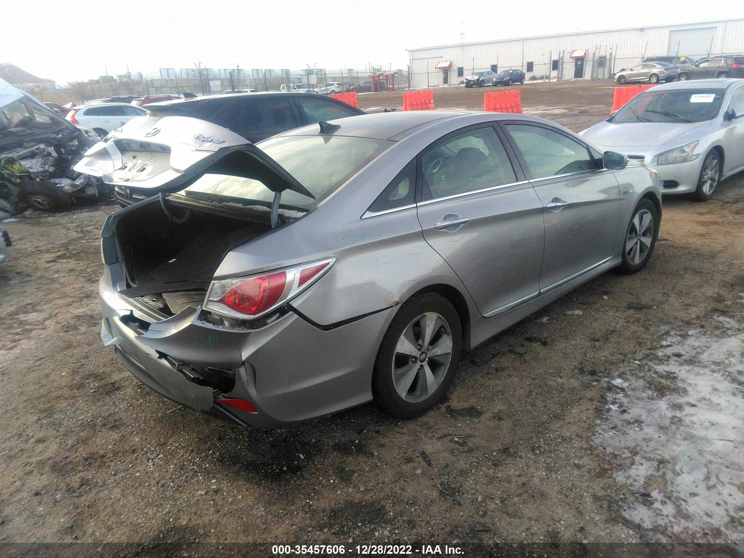 Photo 3 VIN: KMHEC4A44BA013056 - HYUNDAI SONATA 