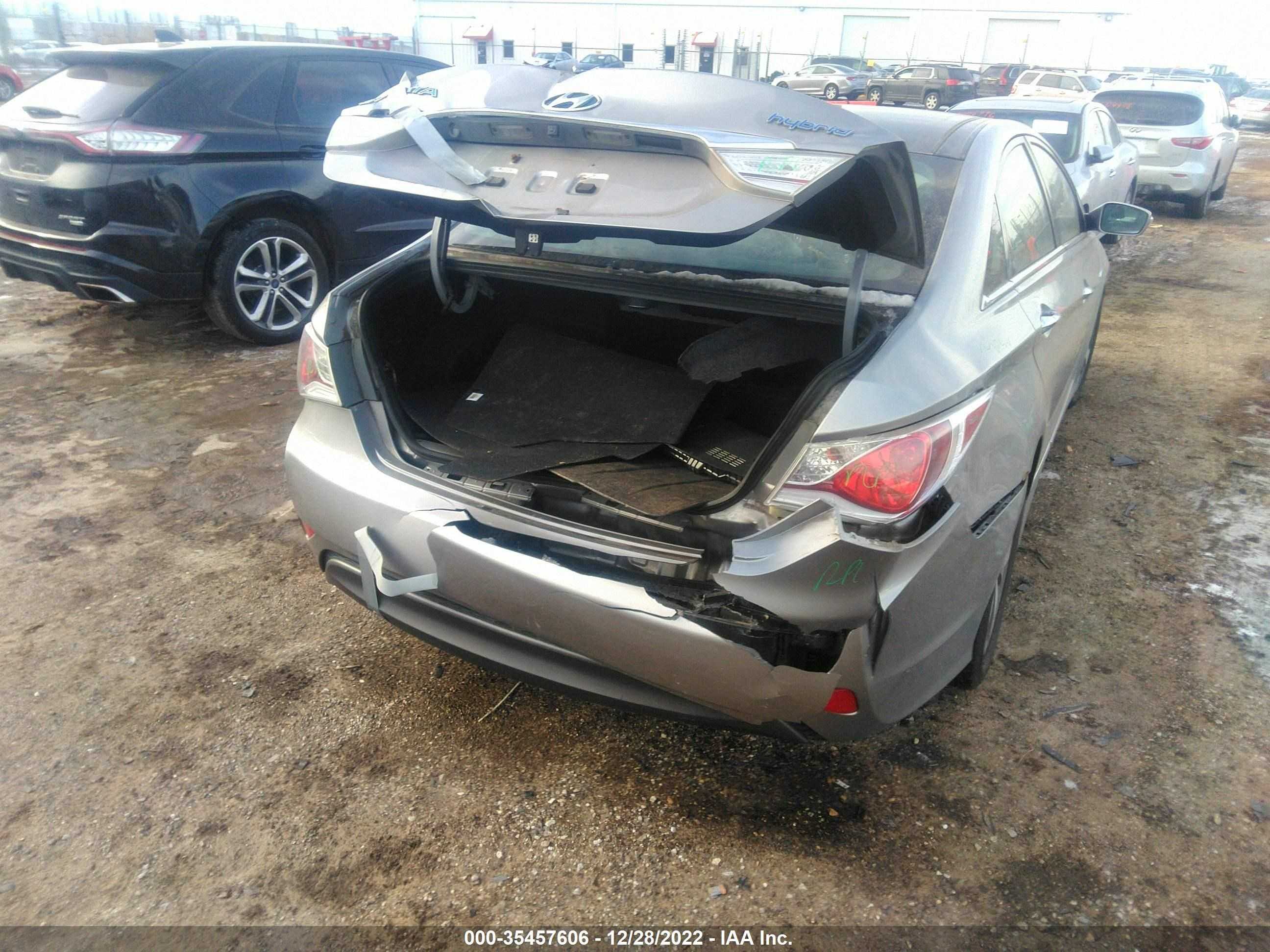 Photo 5 VIN: KMHEC4A44BA013056 - HYUNDAI SONATA 