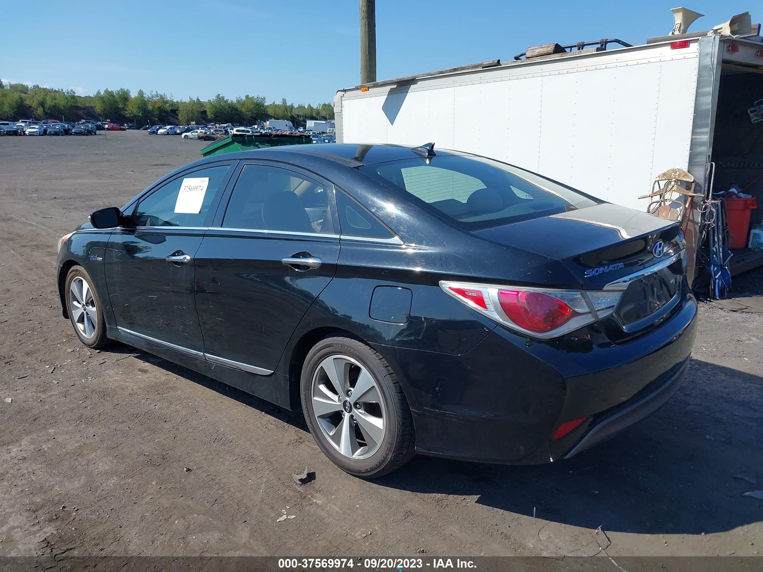 Photo 2 VIN: KMHEC4A44CA043692 - HYUNDAI SONATA 