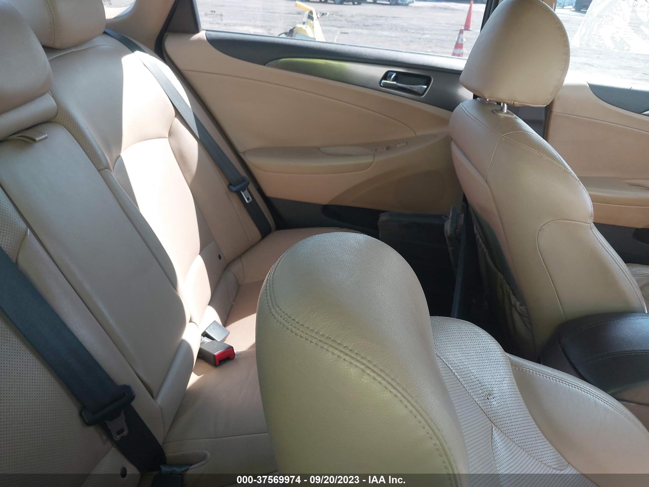 Photo 7 VIN: KMHEC4A44CA043692 - HYUNDAI SONATA 