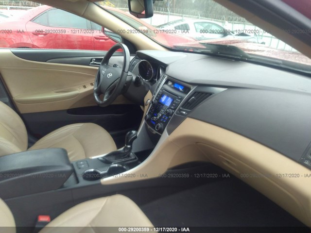 Photo 4 VIN: KMHEC4A44CA059620 - HYUNDAI SONATA 