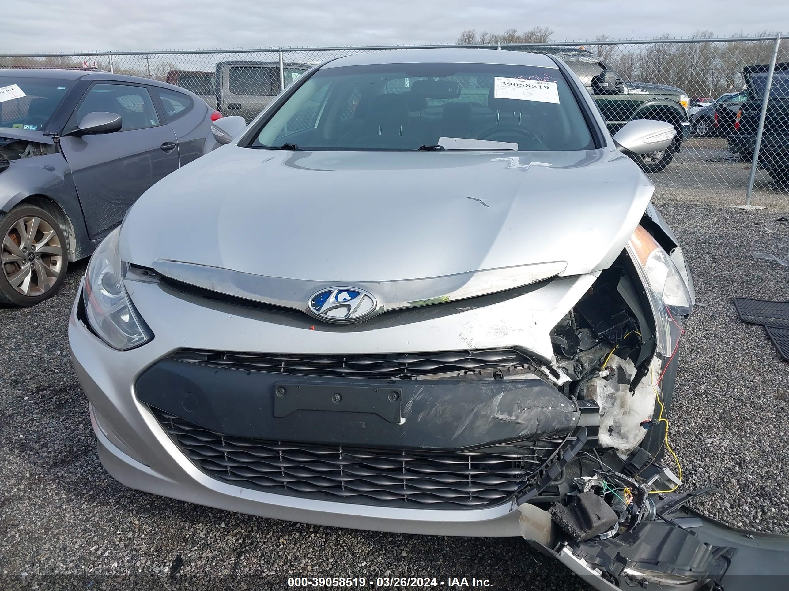 Photo 11 VIN: KMHEC4A44DA098273 - HYUNDAI SONATA 