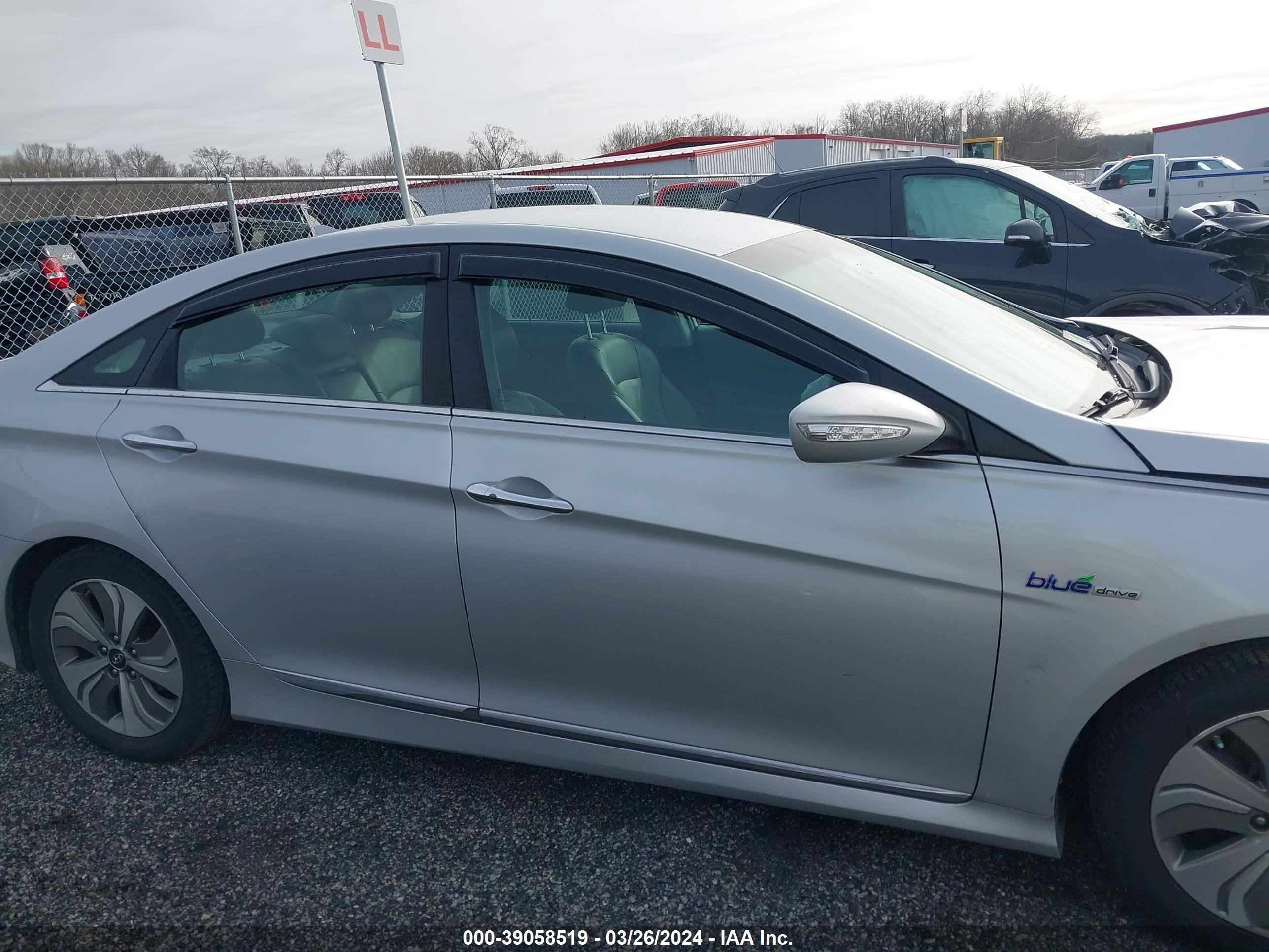 Photo 12 VIN: KMHEC4A44DA098273 - HYUNDAI SONATA 