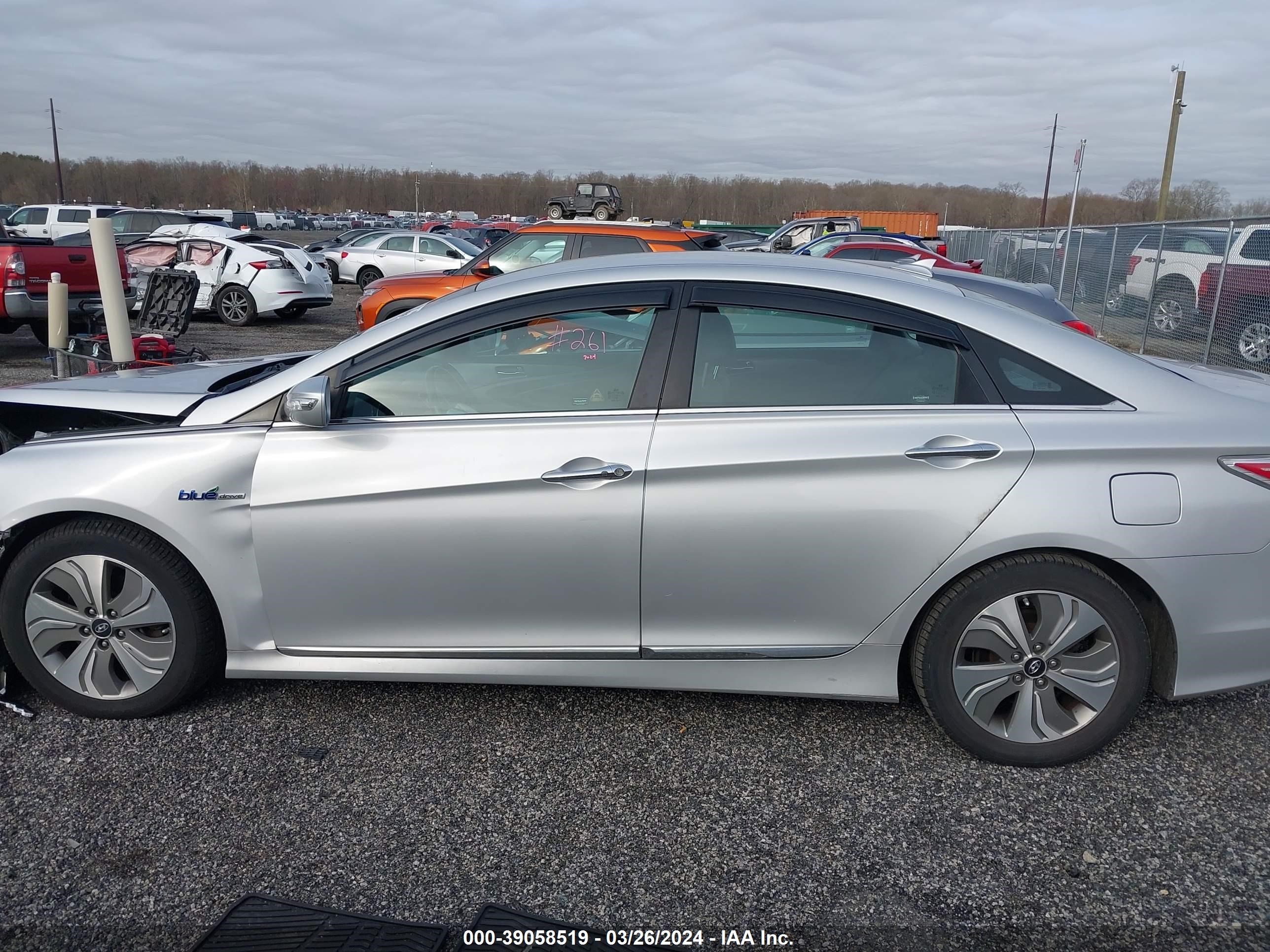 Photo 13 VIN: KMHEC4A44DA098273 - HYUNDAI SONATA 