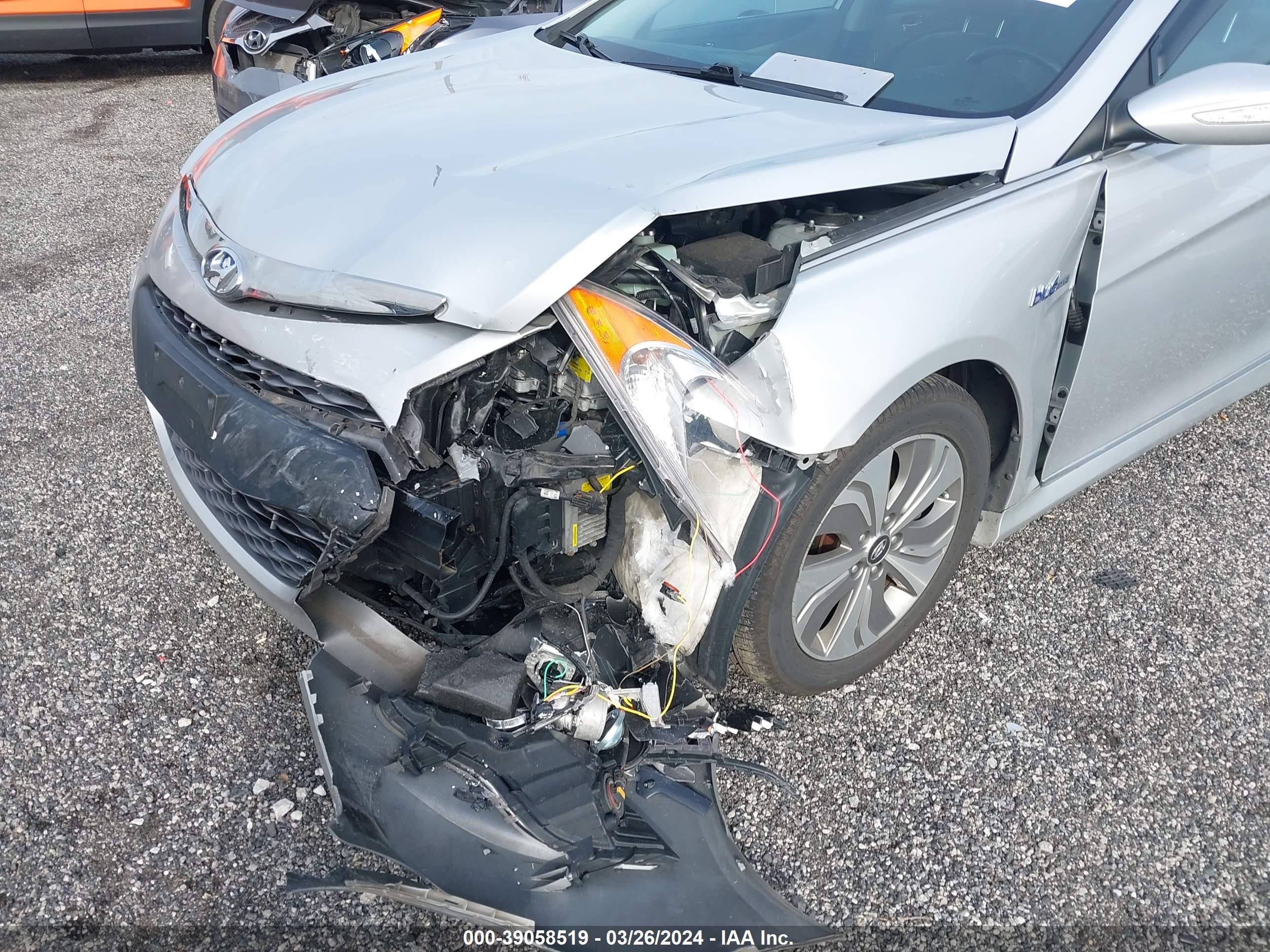 Photo 5 VIN: KMHEC4A44DA098273 - HYUNDAI SONATA 