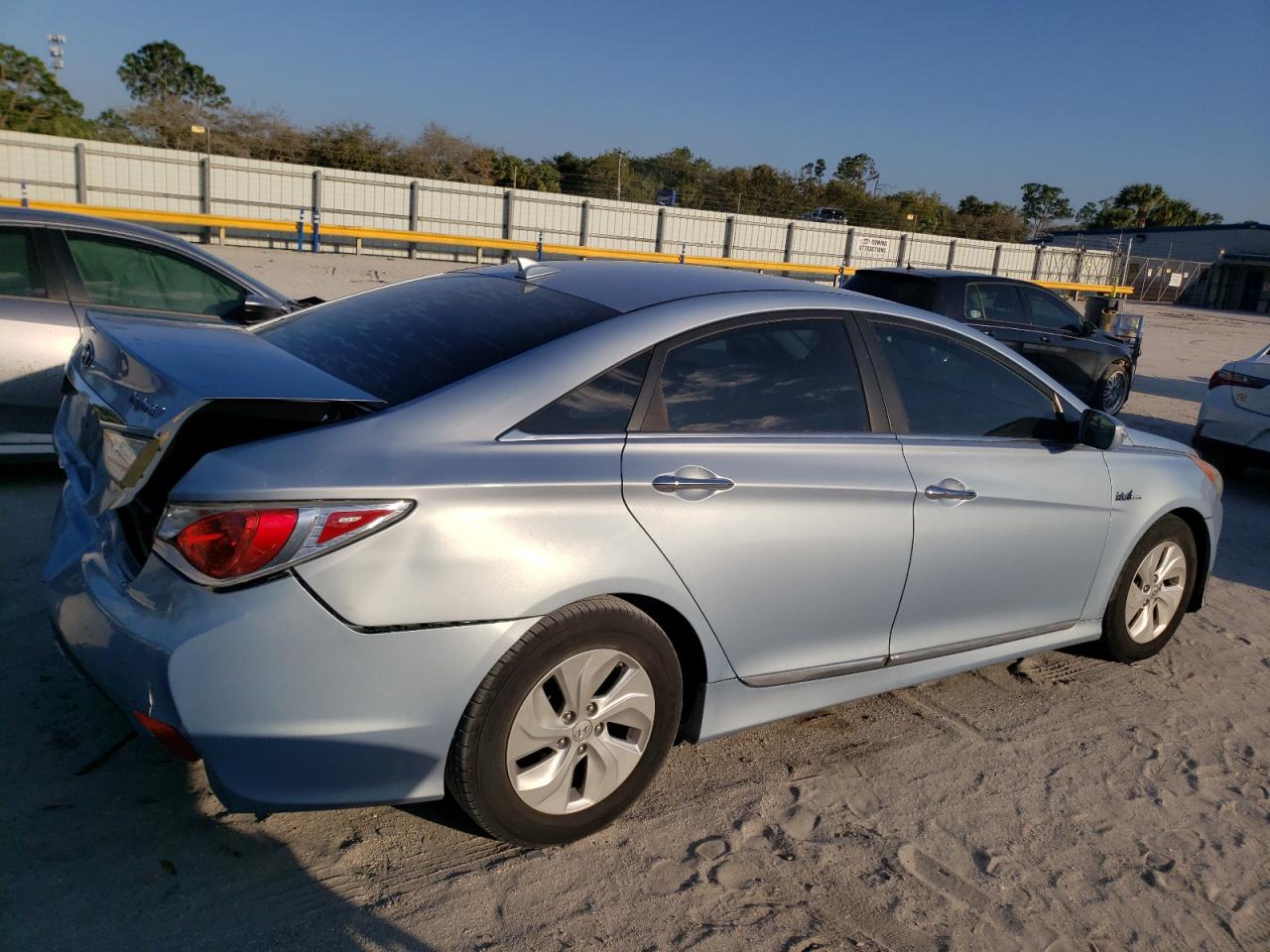 Photo 2 VIN: KMHEC4A44EA108687 - HYUNDAI SONATA 