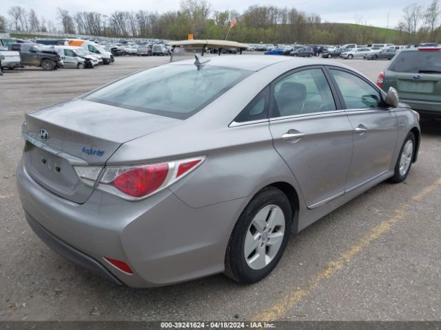 Photo 3 VIN: KMHEC4A47BA006117 - HYUNDAI SONATA HYBRID 