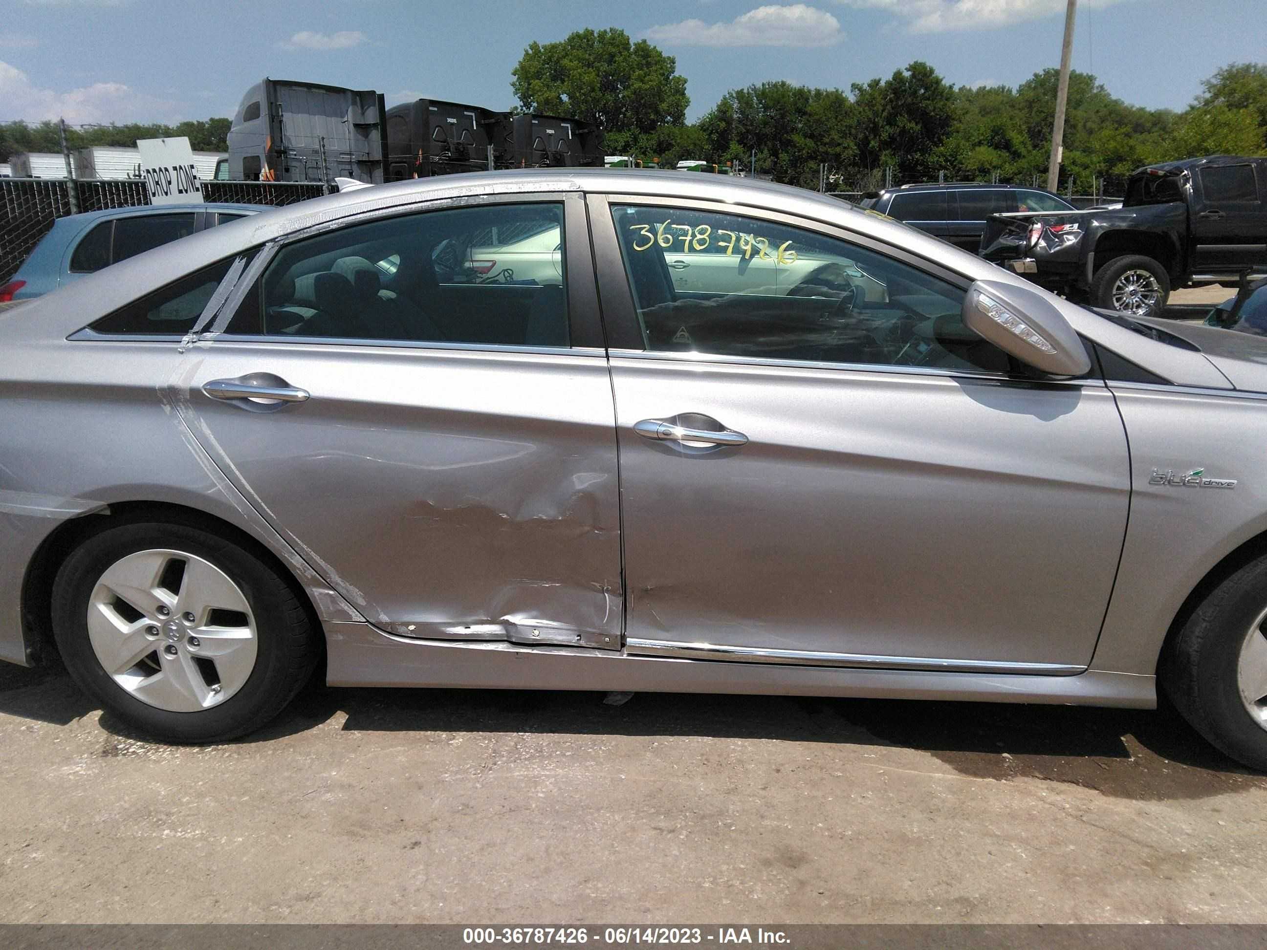 Photo 12 VIN: KMHEC4A47CA023727 - HYUNDAI SONATA 