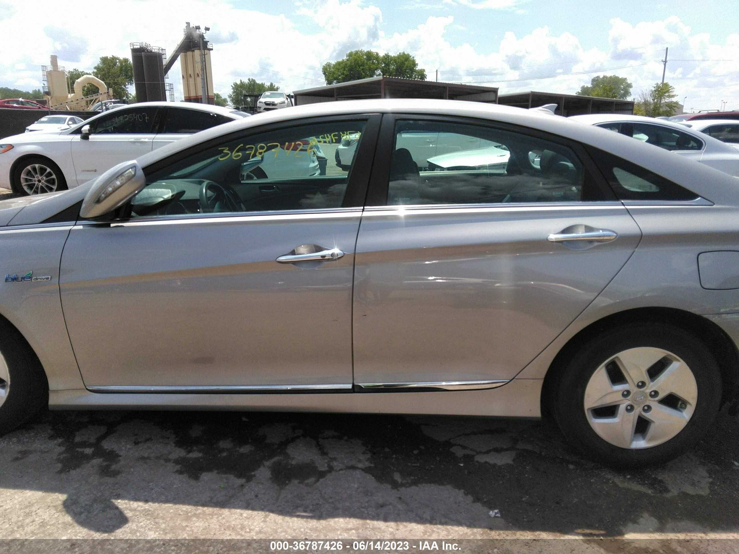 Photo 13 VIN: KMHEC4A47CA023727 - HYUNDAI SONATA 