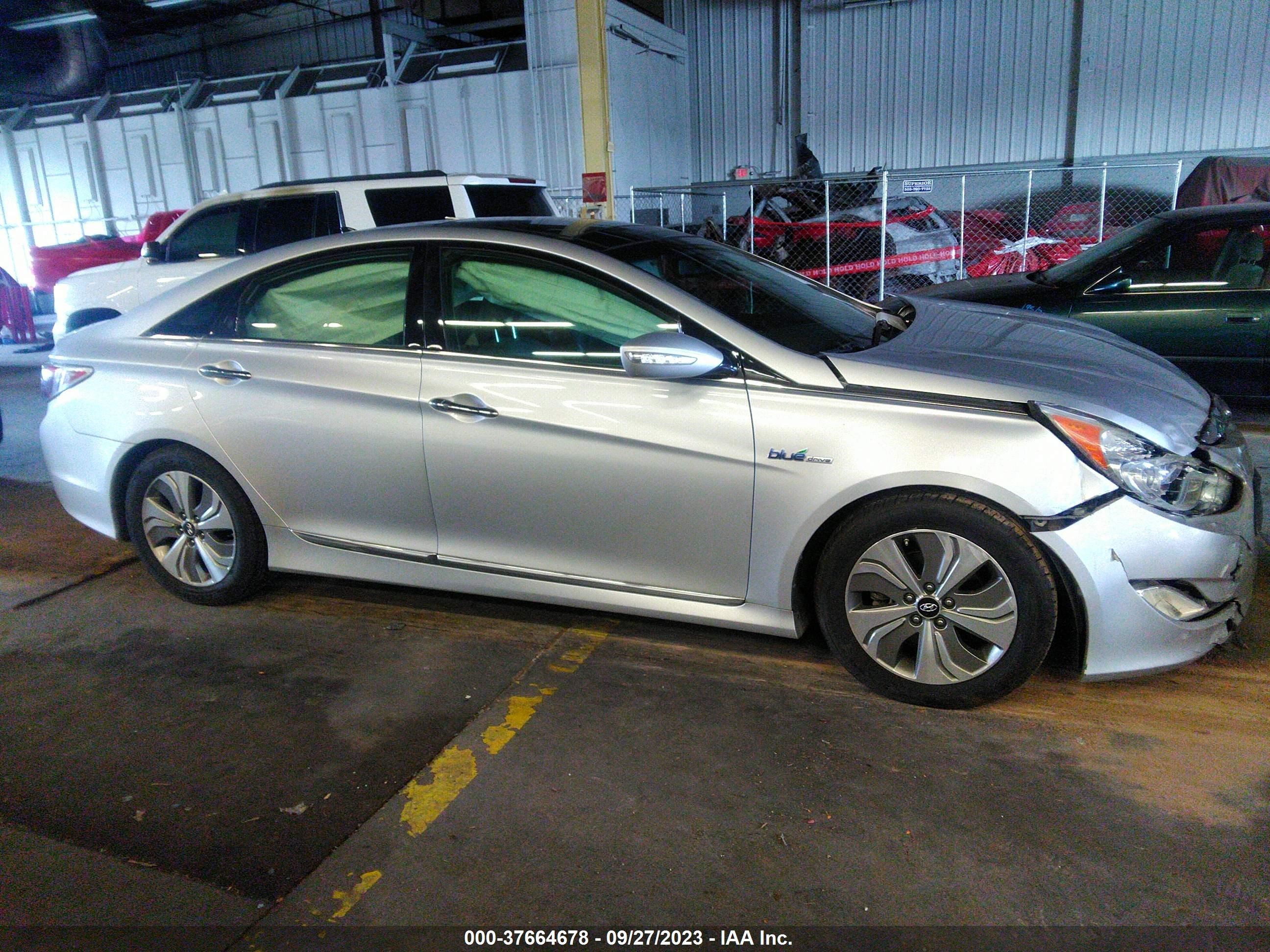 Photo 12 VIN: KMHEC4A48EA105355 - HYUNDAI SONATA 