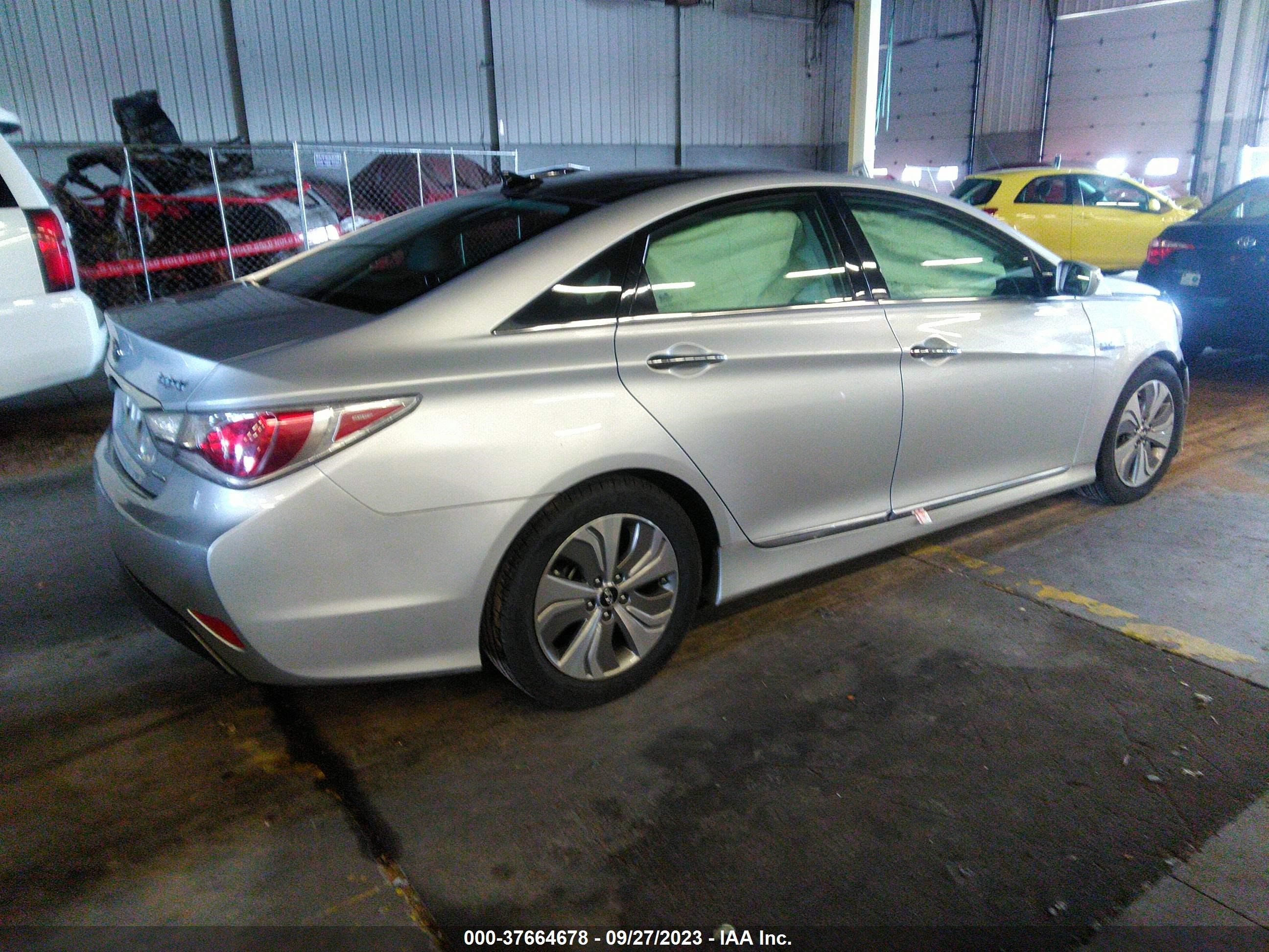 Photo 3 VIN: KMHEC4A48EA105355 - HYUNDAI SONATA 