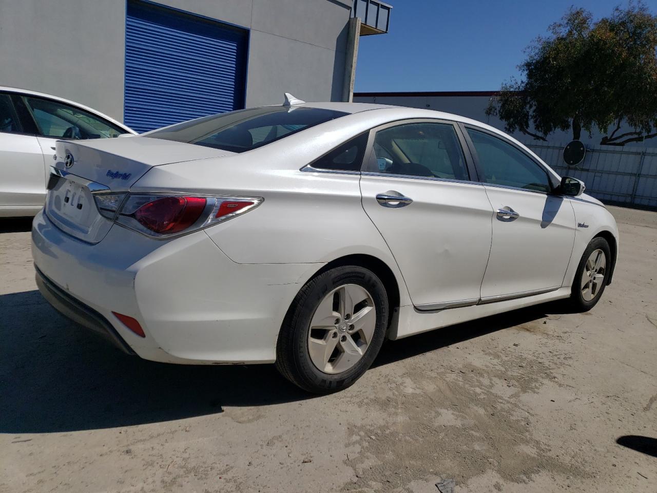 Photo 2 VIN: KMHEC4A49BA004367 - HYUNDAI SONATA 