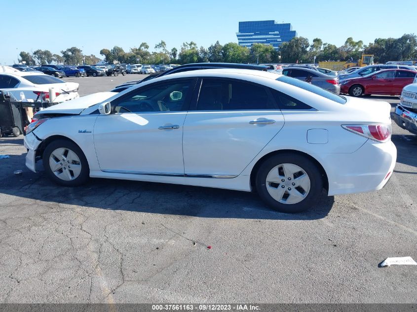 Photo 13 VIN: KMHEC4A49CA044773 - HYUNDAI SONATA 