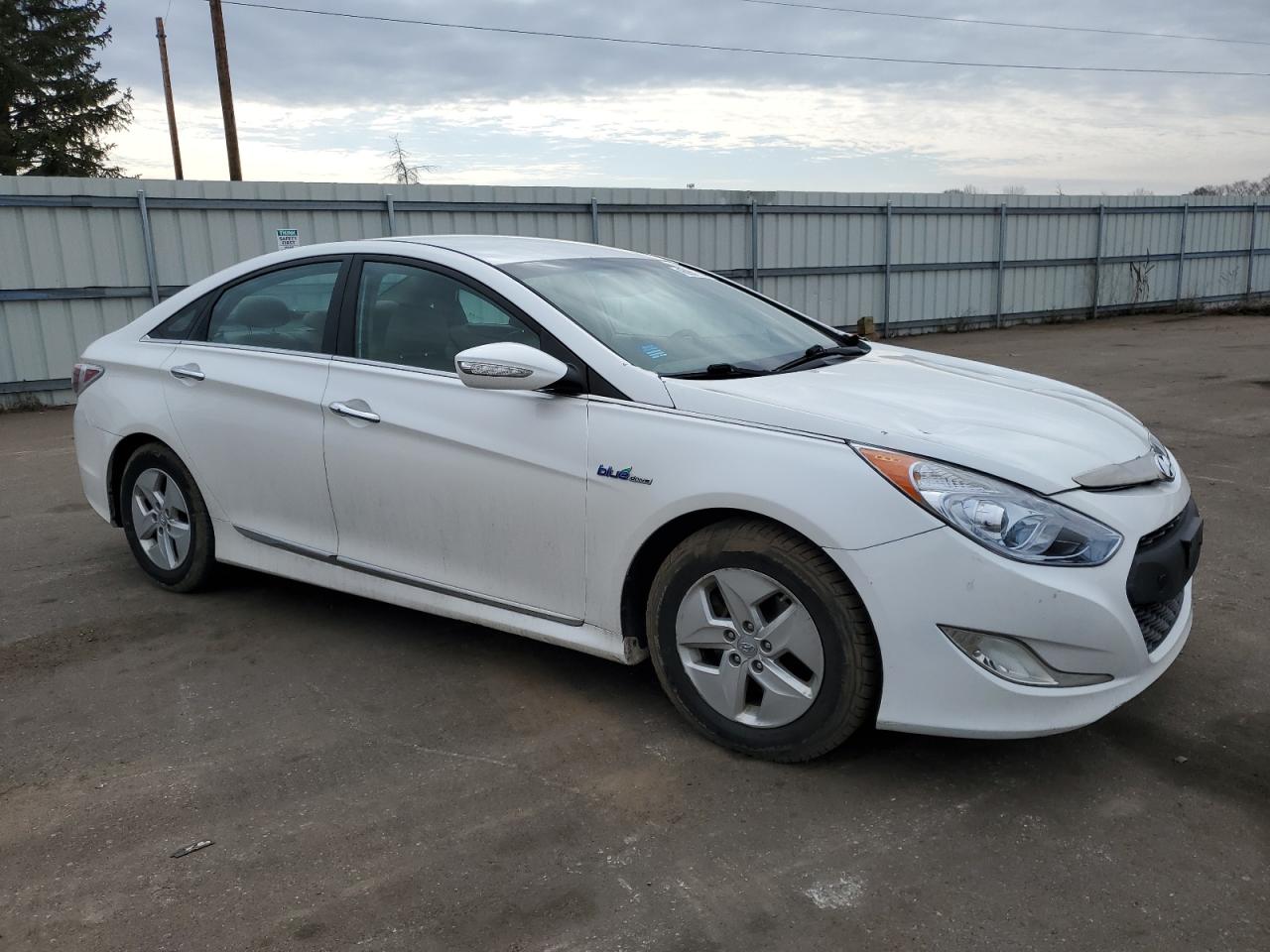 Photo 3 VIN: KMHEC4A49CA055336 - HYUNDAI SONATA 