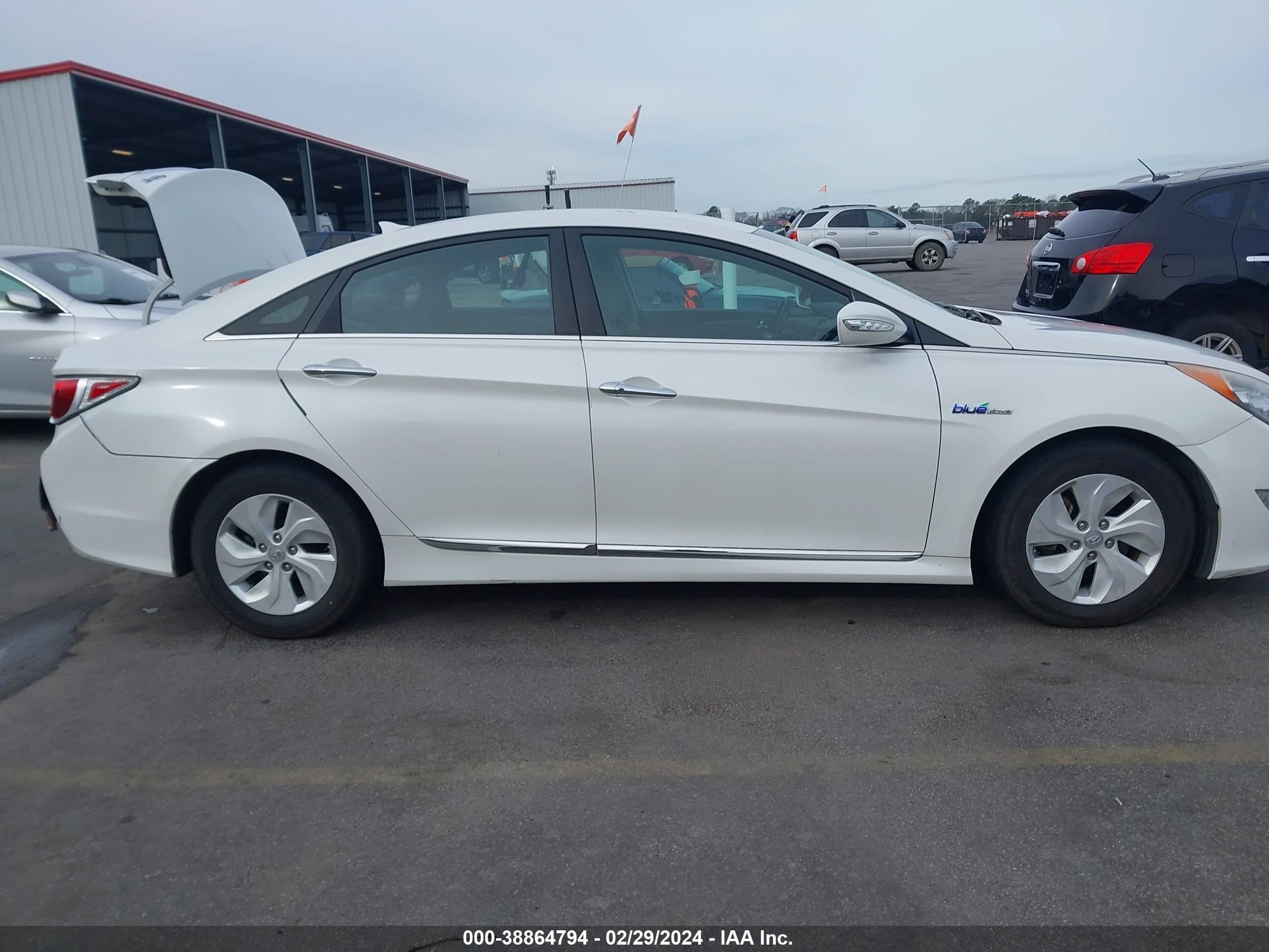 Photo 12 VIN: KMHEC4A49DA064815 - HYUNDAI SONATA 