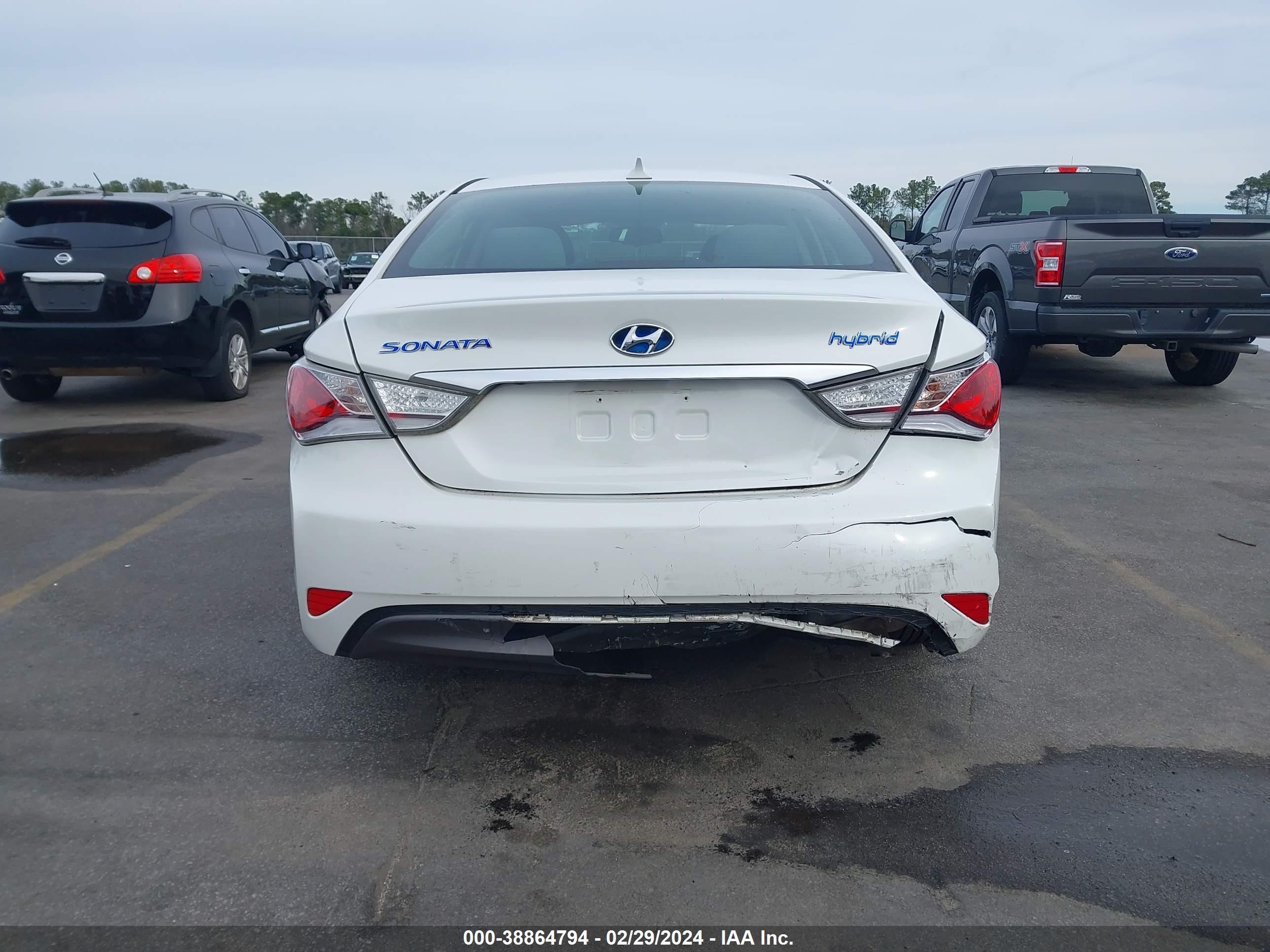 Photo 15 VIN: KMHEC4A49DA064815 - HYUNDAI SONATA 