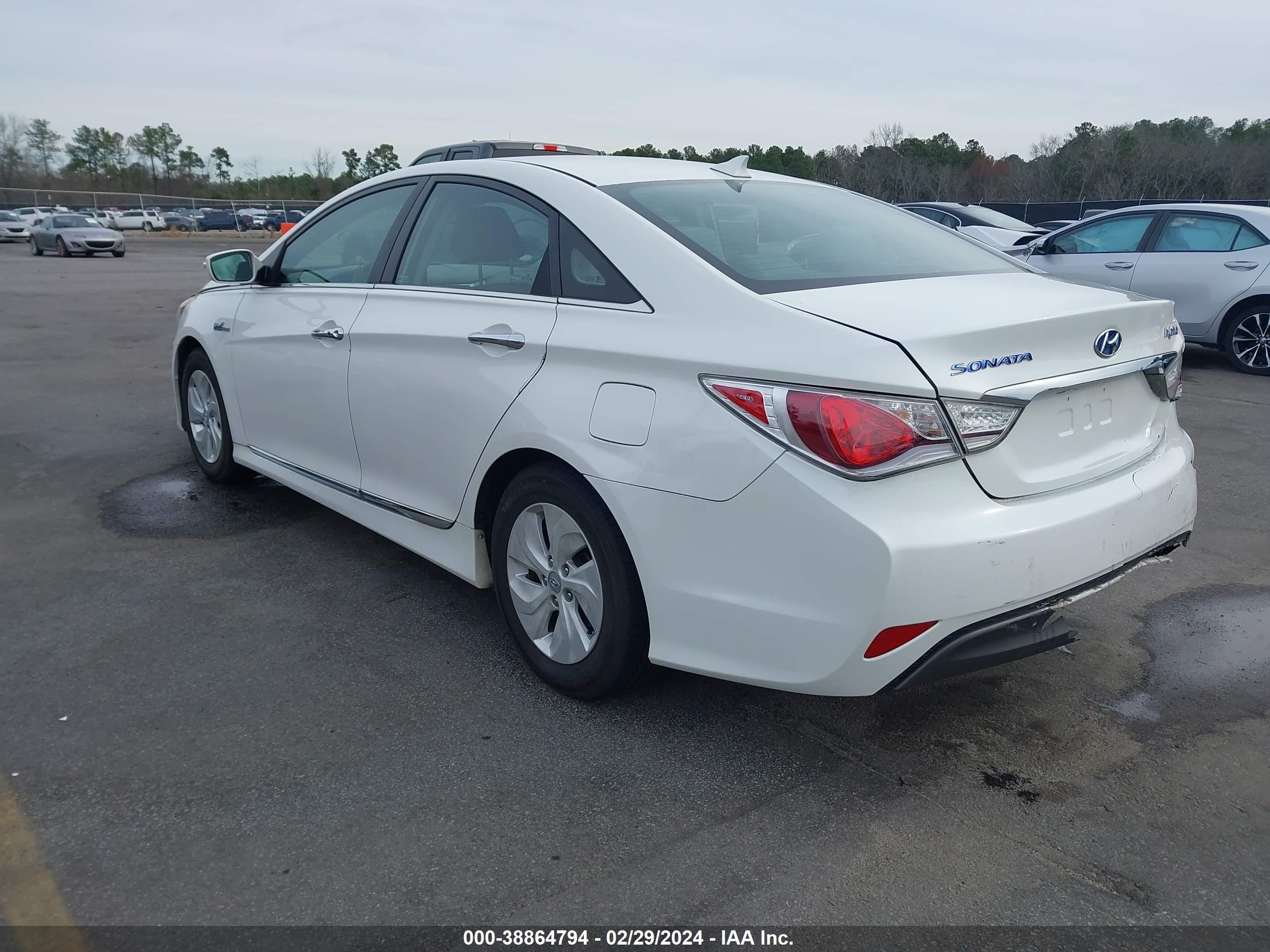 Photo 2 VIN: KMHEC4A49DA064815 - HYUNDAI SONATA 