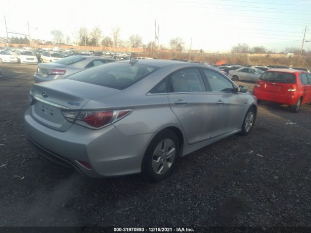 Photo 3 VIN: KMHEC4A4XCA020577 - HYUNDAI SONATA 