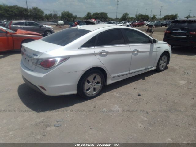 Photo 3 VIN: KMHEC4A4XCA034690 - HYUNDAI SONATA 