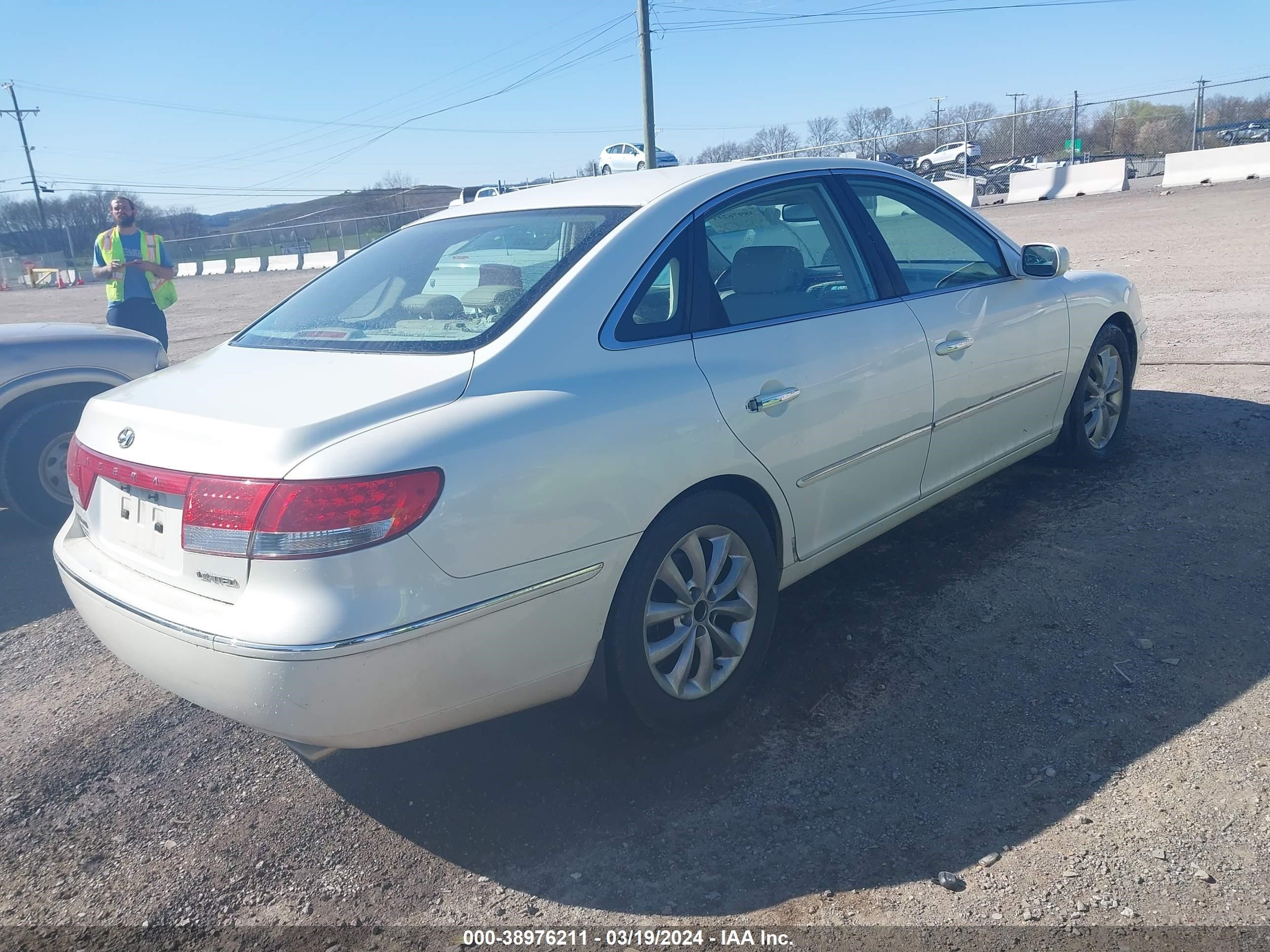 Photo 3 VIN: KMHFC46F26A116660 - HYUNDAI AZERA 