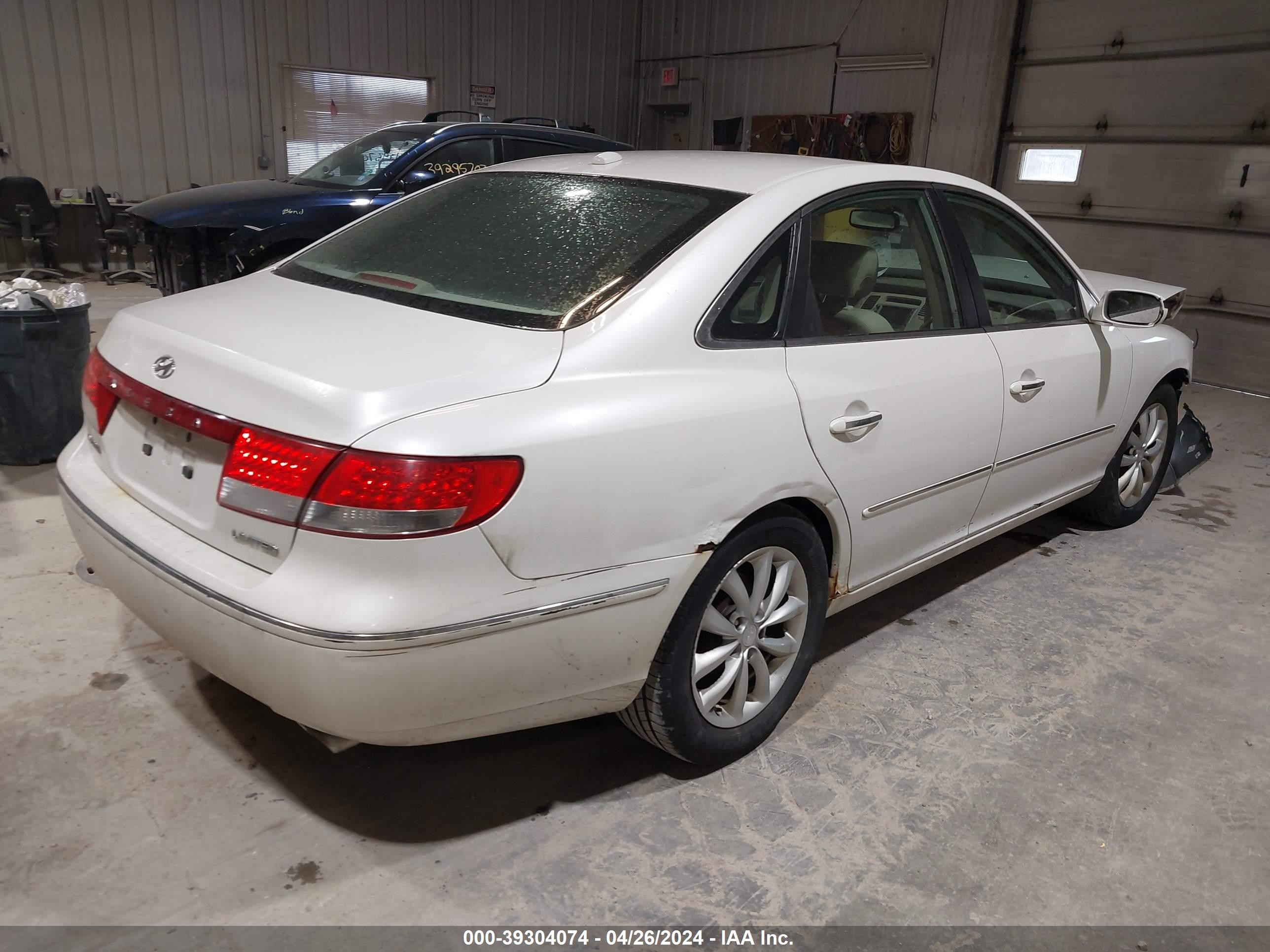 Photo 3 VIN: KMHFC46F28A309930 - HYUNDAI AZERA 