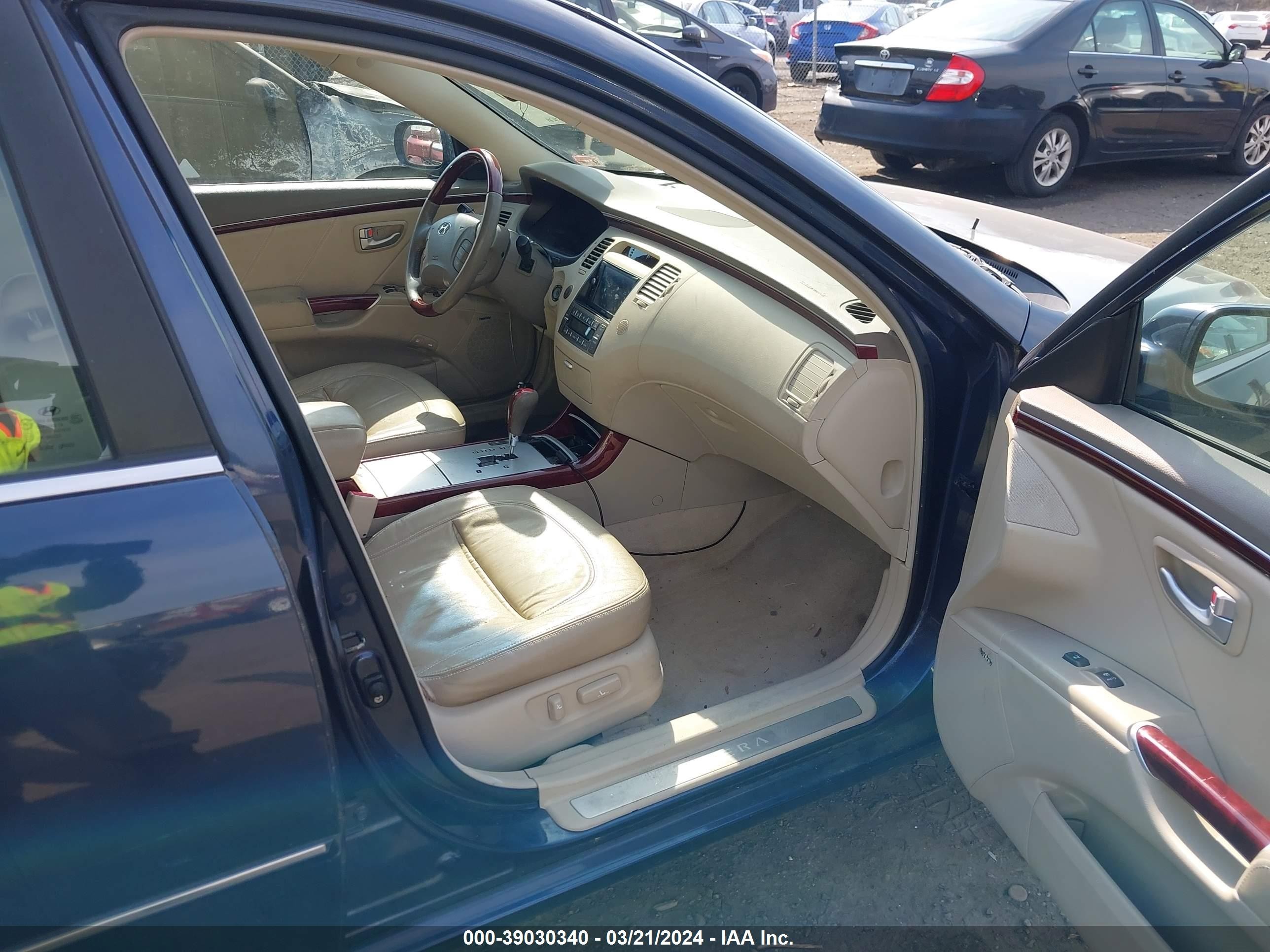 Photo 4 VIN: KMHFC46F88A263617 - HYUNDAI AZERA 