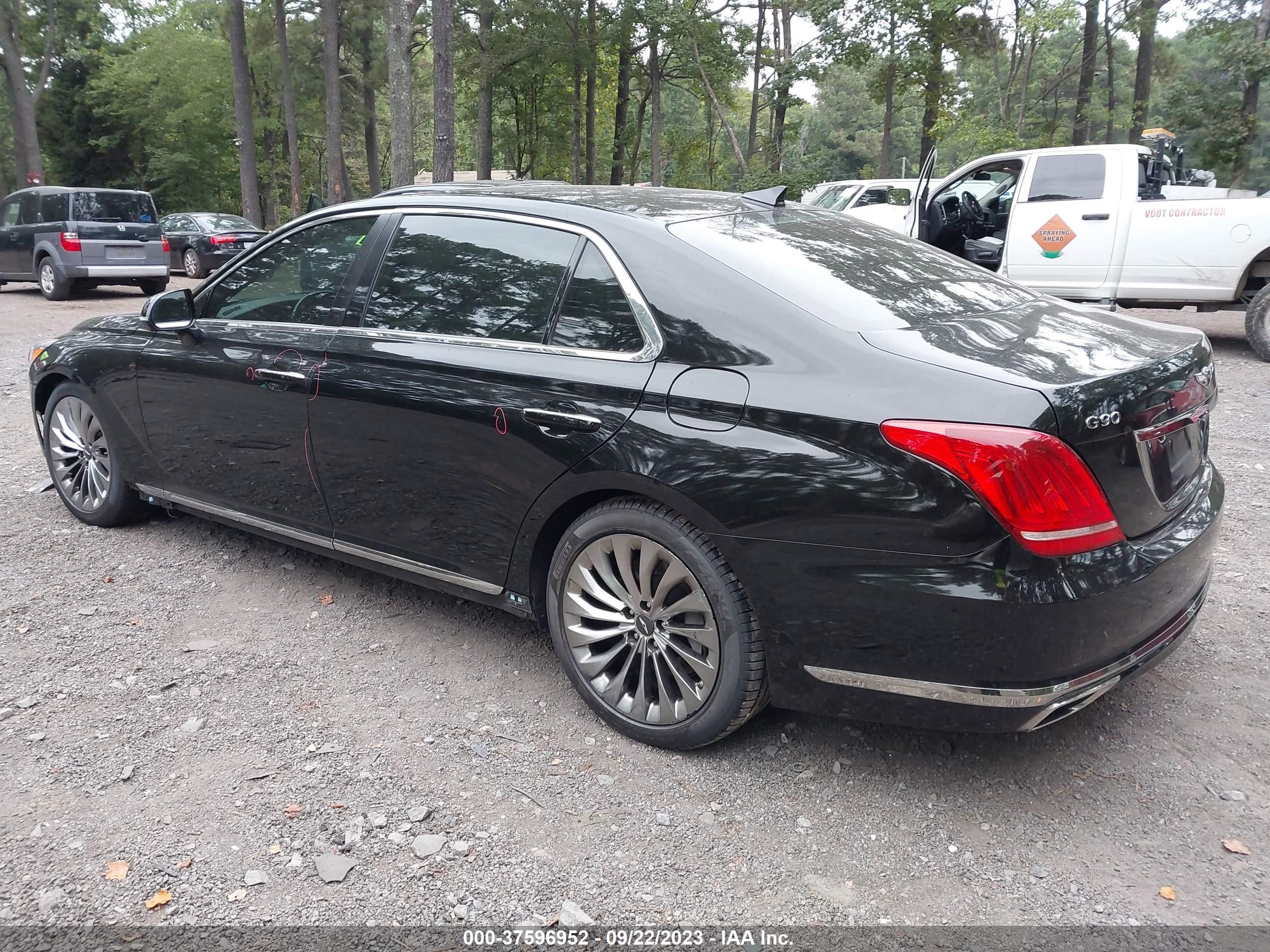 Photo 2 VIN: KMHG34JA4HU028582 - GENESIS G90 