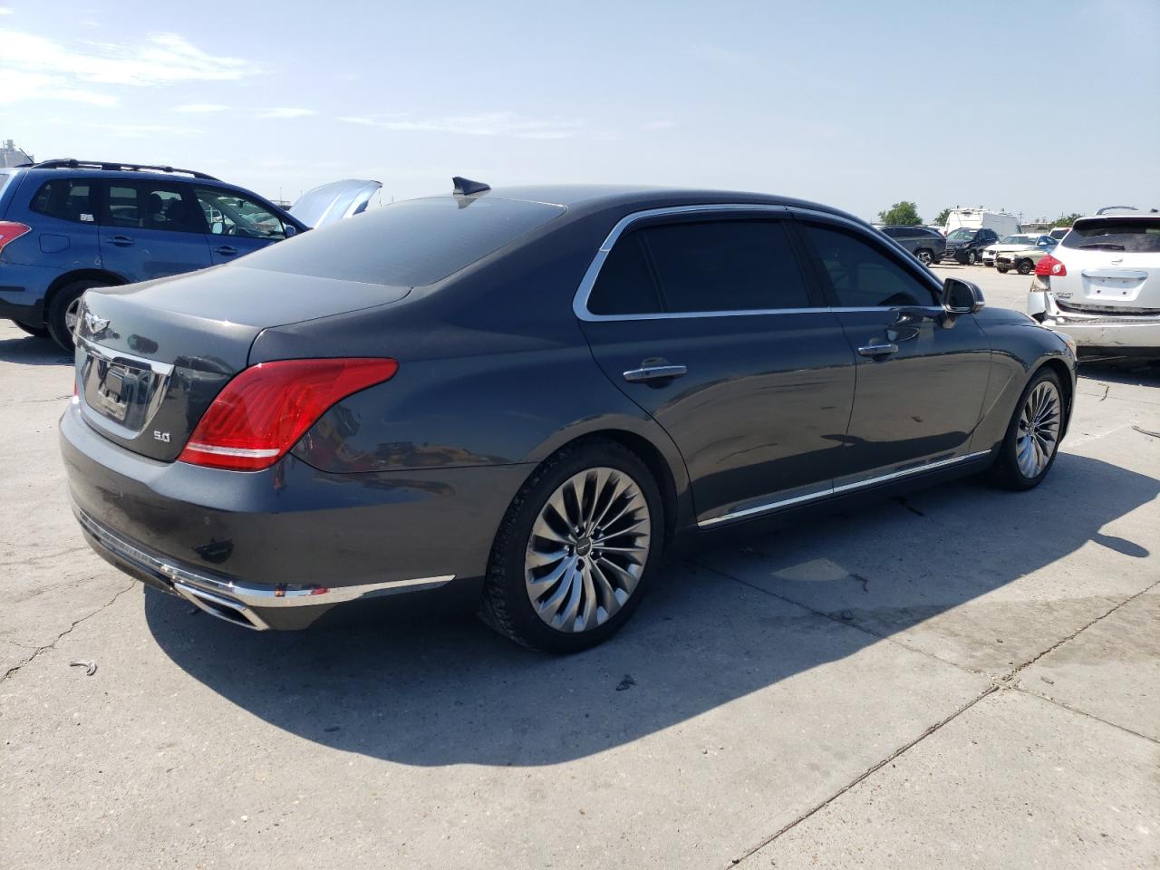 Photo 2 VIN: KMHG54JH9HU032778 - GENESIS G90 