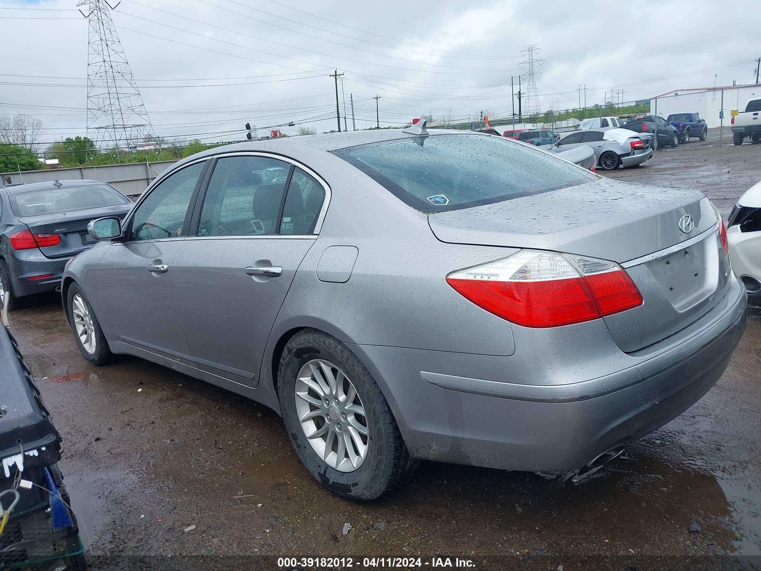 Photo 2 VIN: KMHGC46E89U021728 - HYUNDAI GENESIS 