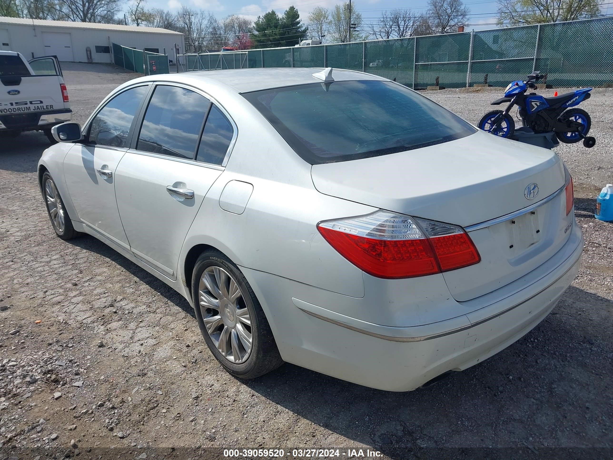 Photo 2 VIN: KMHGC46E89U032955 - HYUNDAI GENESIS 