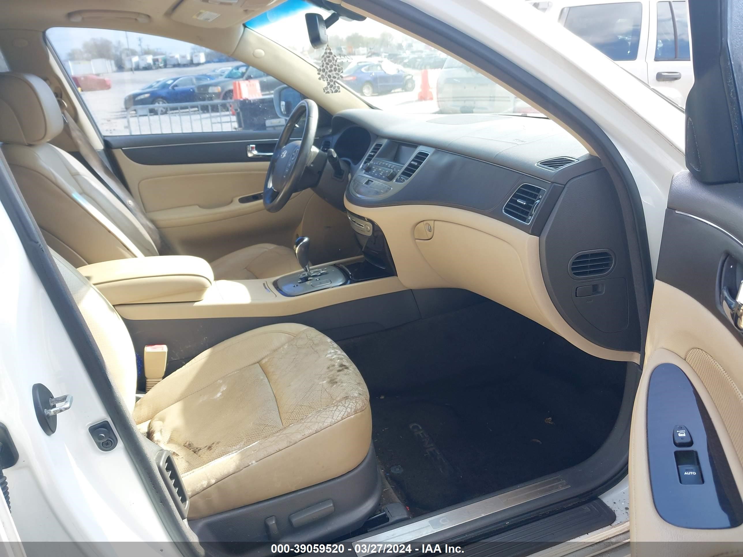 Photo 4 VIN: KMHGC46E89U032955 - HYUNDAI GENESIS 