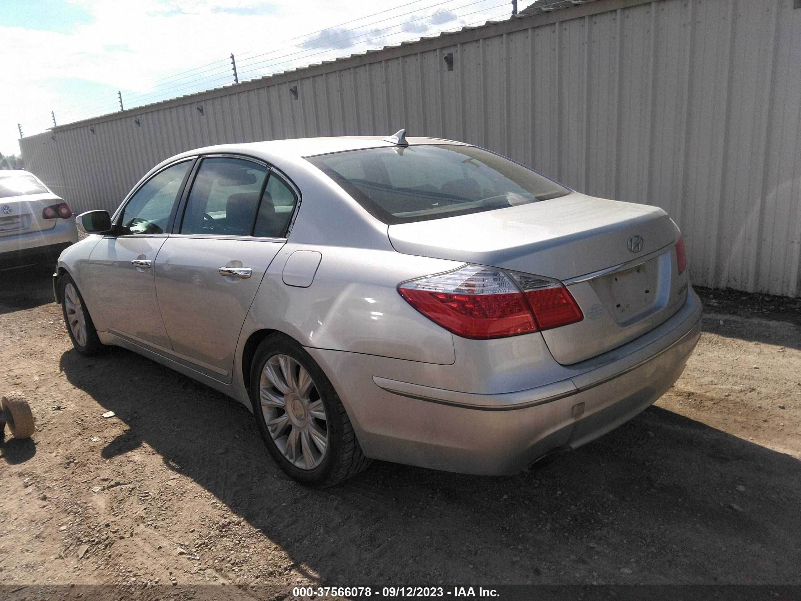 Photo 2 VIN: KMHGC46E99U028672 - HYUNDAI GENESIS 