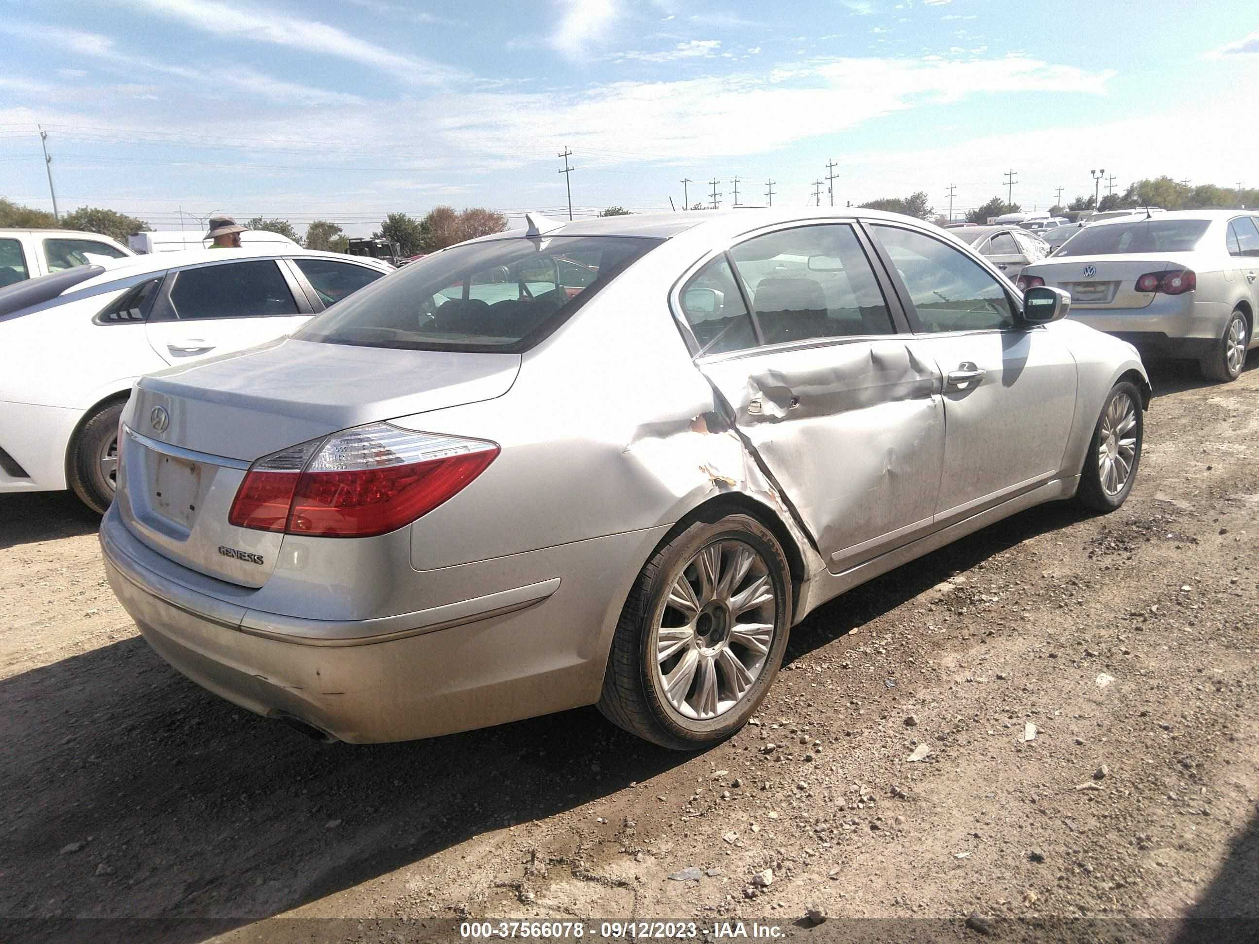 Photo 3 VIN: KMHGC46E99U028672 - HYUNDAI GENESIS 