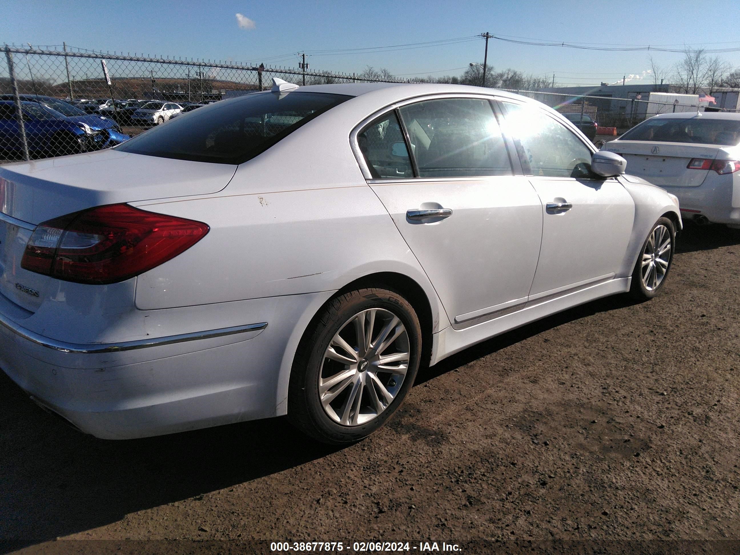 Photo 3 VIN: KMHGC4DD2DU258251 - HYUNDAI GENESIS 