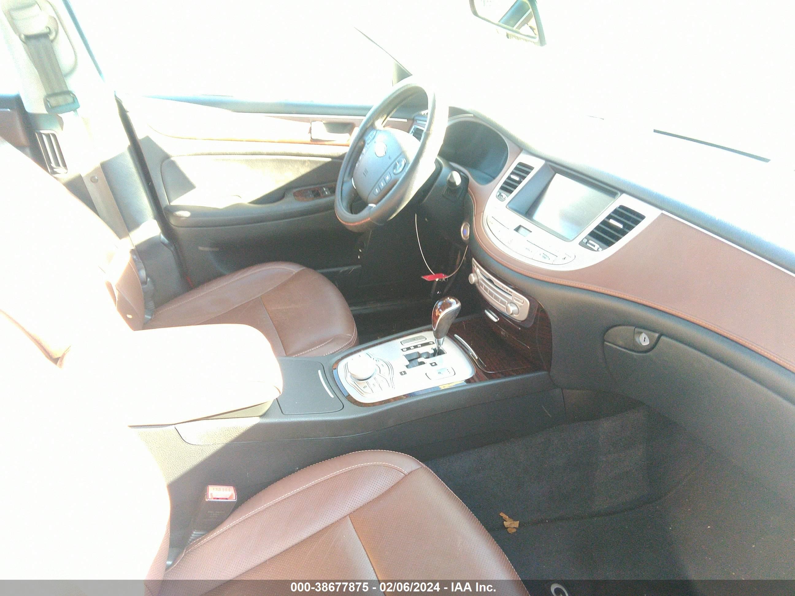 Photo 4 VIN: KMHGC4DD2DU258251 - HYUNDAI GENESIS 