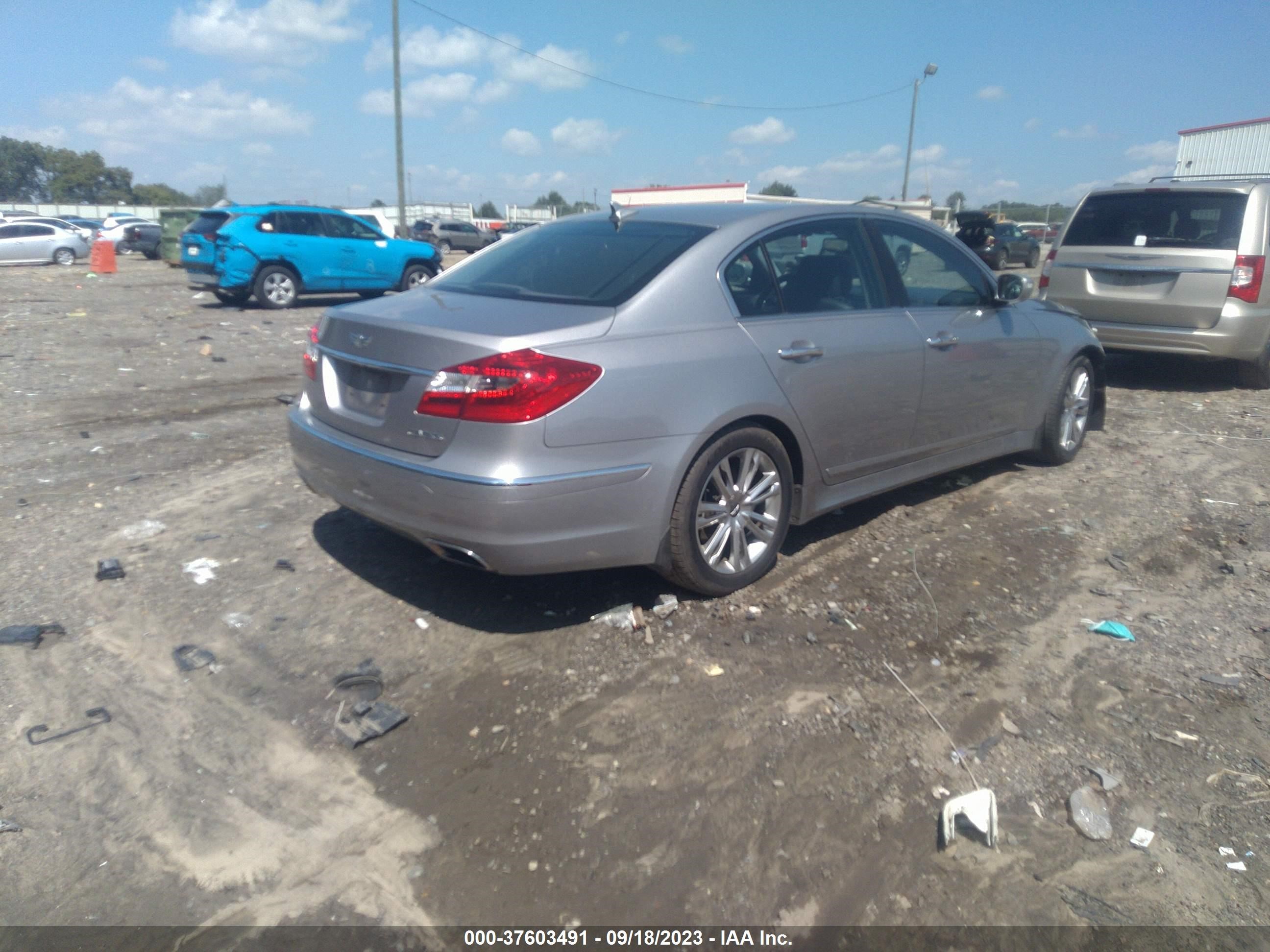 Photo 3 VIN: KMHGC4DD3DU247968 - HYUNDAI GENESIS 