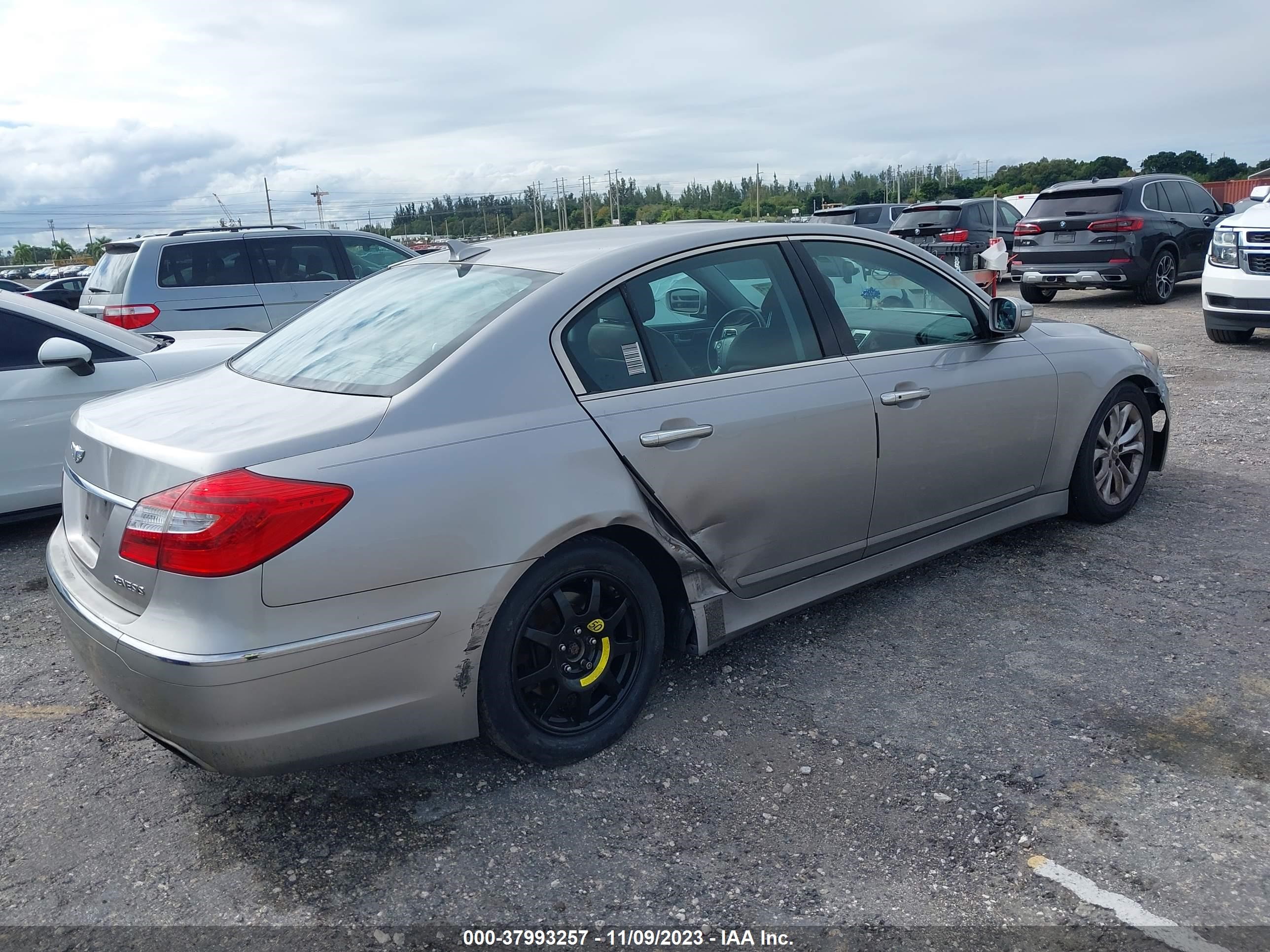 Photo 3 VIN: KMHGC4DD4CU182031 - HYUNDAI GENESIS 