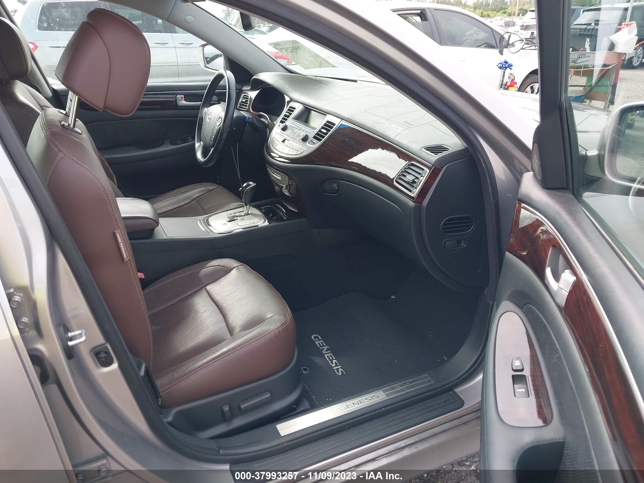 Photo 4 VIN: KMHGC4DD4CU182031 - HYUNDAI GENESIS 