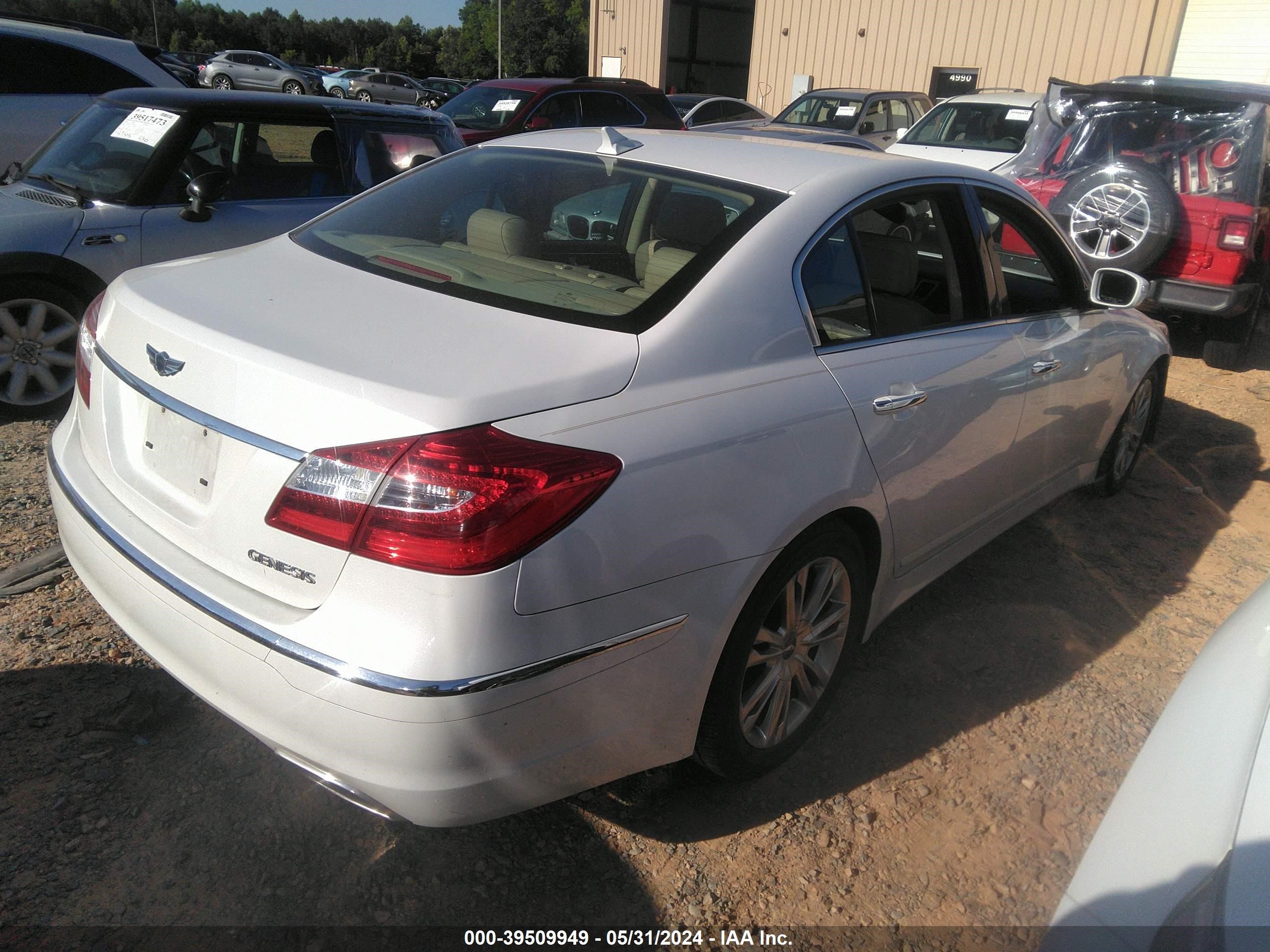 Photo 3 VIN: KMHGC4DD6CU160418 - HYUNDAI GENESIS 