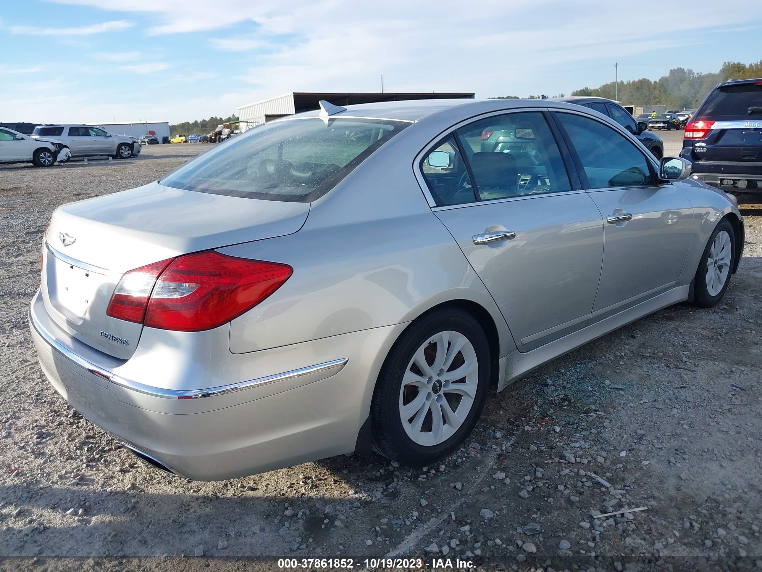 Photo 3 VIN: KMHGC4DD8CU177639 - HYUNDAI GENESIS 