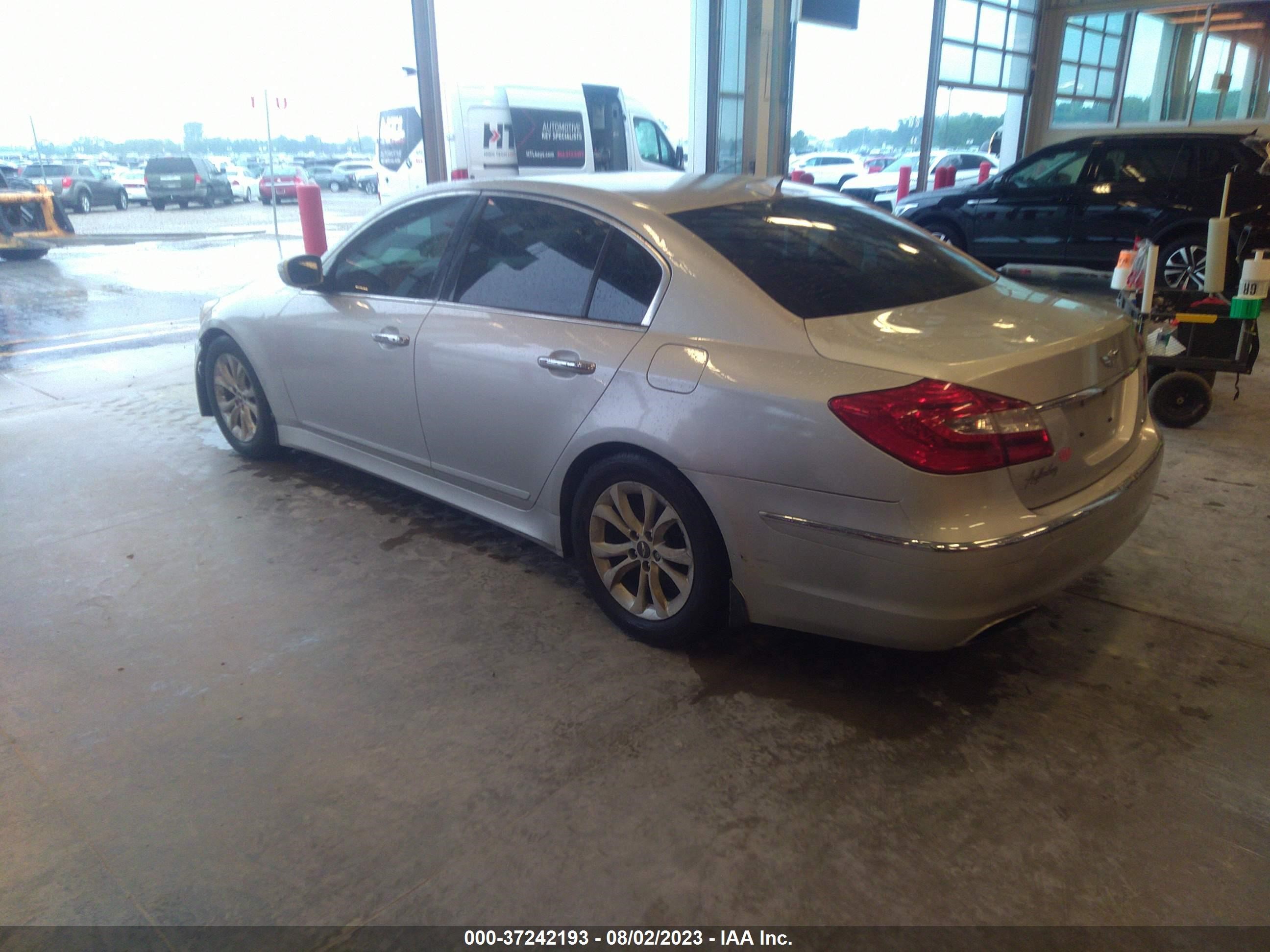 Photo 2 VIN: KMHGC4DD8DU247321 - HYUNDAI GENESIS 